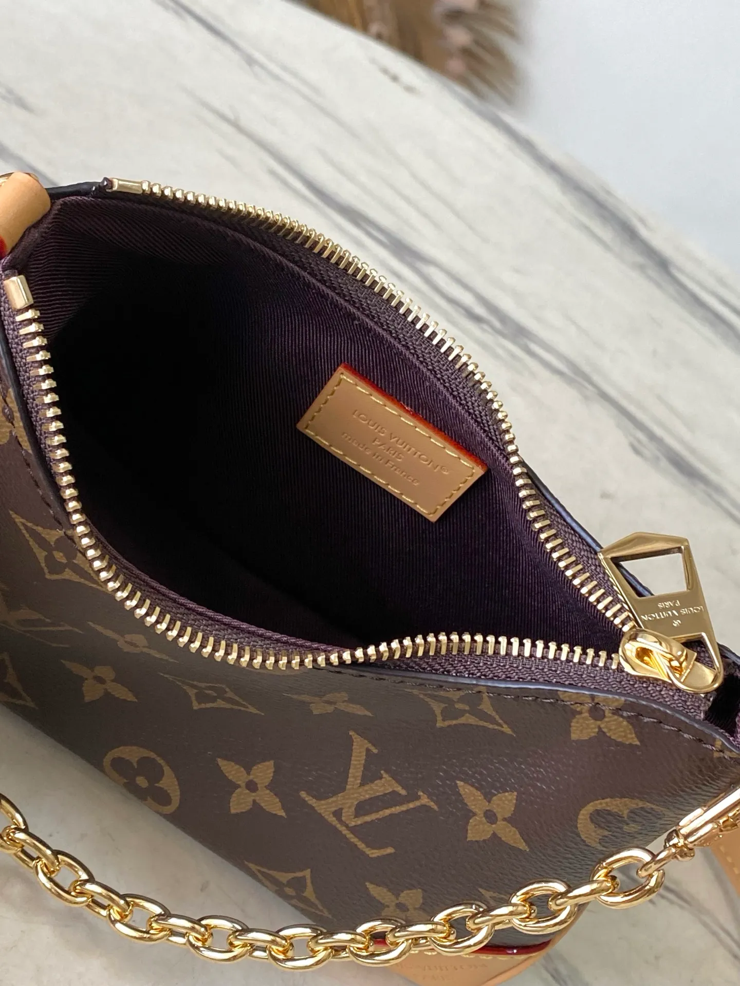 💰740 Top Original M25519 Boulogne Mini handbag is made of classic Monogram canvas. The shoulder strap can be worn on the shoulder or cross-body. It can be removed to transform into a chain bag or a clutch. 20.0x 14.5x 7.0 cm (length x height x width)