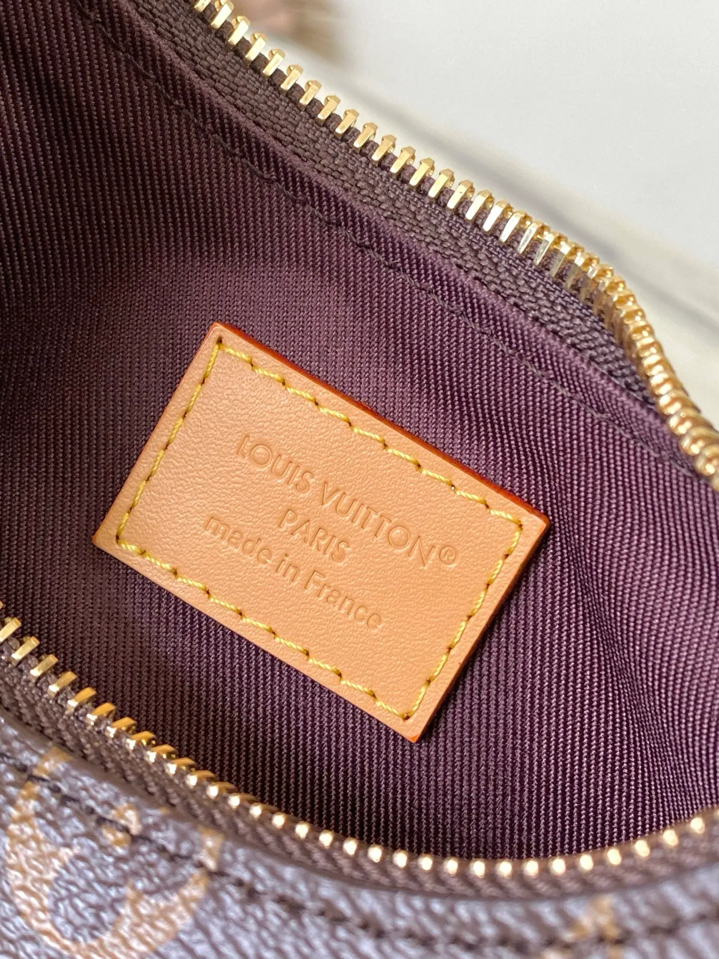 💰740 Top Original M25519 Boulogne Mini handbag is made of classic Monogram canvas. The shoulder strap can be worn on the shoulder or cross-body. It can be removed to transform into a chain bag or a clutch. 20.0x 14.5x 7.0 cm (length x height x width)