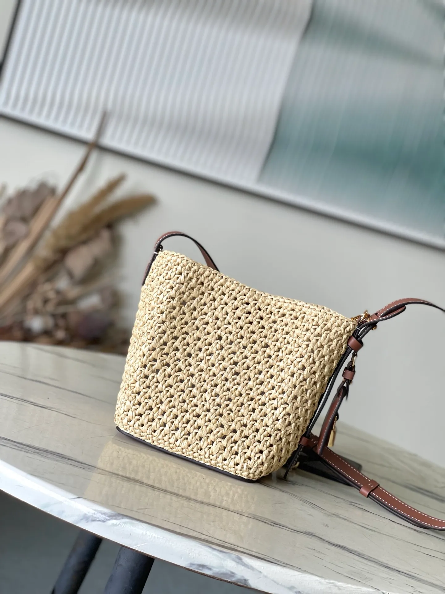 💰1220 Top original order M14217 This AllInBB handbag interprets the holiday style with the leisurely style of the south of France, once again confirming the brand's exquisite craftsmanship. The raffia bag body is integrated with leather elements such as iconic brand names, and the bright padlock is the perfect detail. The lightweight structure makes it a perfect storage choice for beach time and various occasions. Dimensions: 16 × 18 × 12 cm