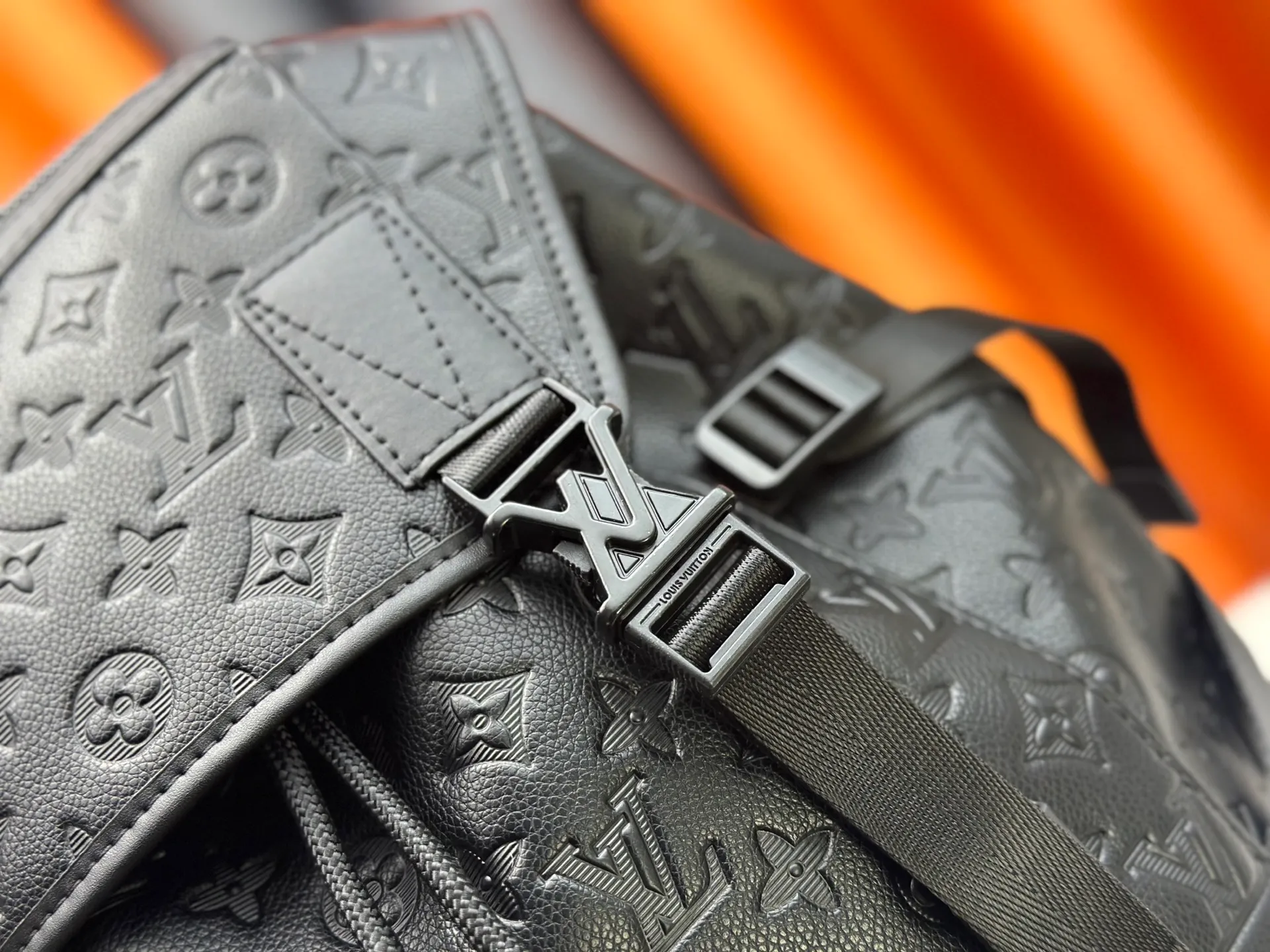 P460 Upgraded version Guangzhou goods M24776 M46792 The latest Getaway backpack draws on the energetic style of outdoor sports and uses Monogram Eclipse canvas to create a soft and close-fitting structure. The top flap has an LV logo quick-release buckle, a spacious main compartment and multiple exterior pockets, making it a trendy choice for travel or daily travel. 50 x 15 x 29 cm (height x width x length)