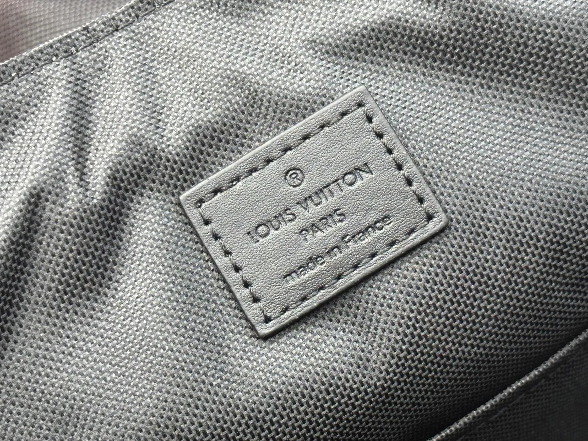 P460 Upgraded version Guangzhou goods M24776 M46792 The latest Getaway backpack draws on the energetic style of outdoor sports and uses Monogram Eclipse canvas to create a soft and close-fitting structure. The top flap has an LV logo quick-release buckle, a spacious main compartment and multiple exterior pockets, making it a trendy choice for travel or daily travel. 50 x 15 x 29 cm (height x width x length)