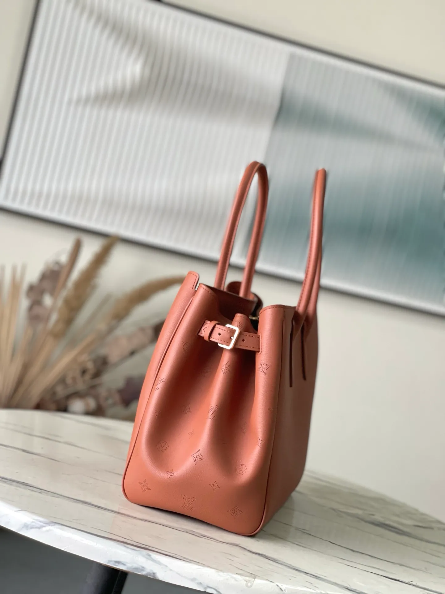 💰1480 (first-grain leather) top original order M26501 Amber Large This practical and stylish Vendôme handbag model perfectly displays freedom and modernity, and praises the brand's excellent craftsmanship. The handbag is made of black calfskin with a subtle satin effect finish, equipped with a gold buckle and a signature padlock engraved with the Monogram pattern in a low-key manner. This versatile tote features adjustable elasticated side straps and multiple pockets to securely store valuables. Dimensions: 35.5 x 28 x 17 cm (length x height x width)