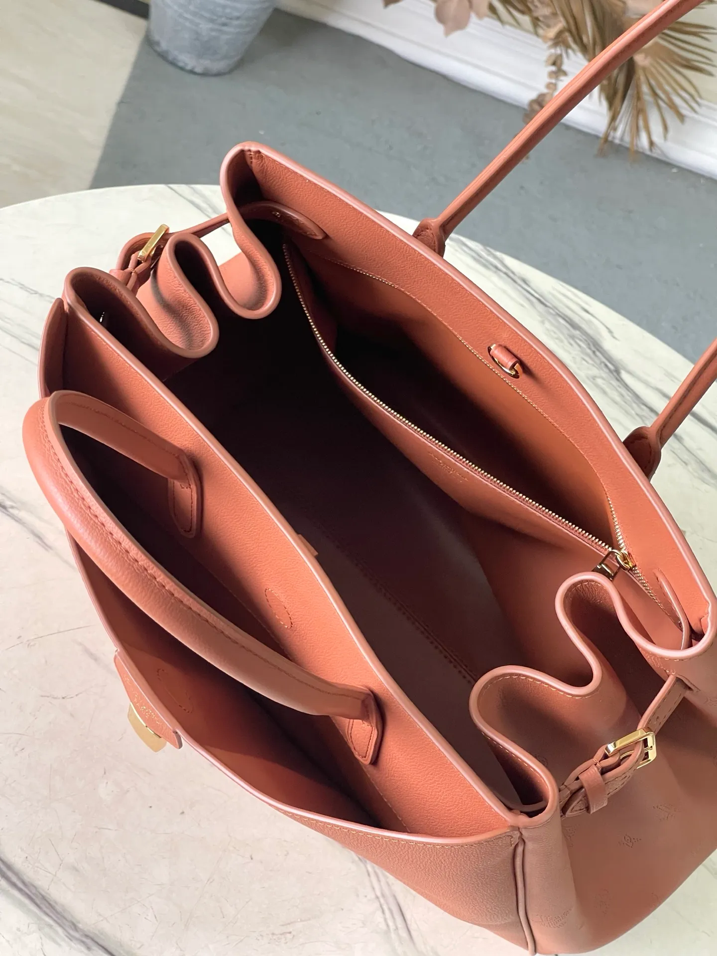 💰1480 (first-grain leather) top original order M26501 Amber Large This practical and stylish Vendôme handbag model perfectly displays freedom and modernity, and praises the brand's excellent craftsmanship. The handbag is made of black calfskin with a subtle satin effect finish, equipped with a gold buckle and a signature padlock engraved with the Monogram pattern in a low-key manner. This versatile tote features adjustable elasticated side straps and multiple pockets to securely store valuables. Dimensions: 35.5 x 28 x 17 cm (length x height x width)