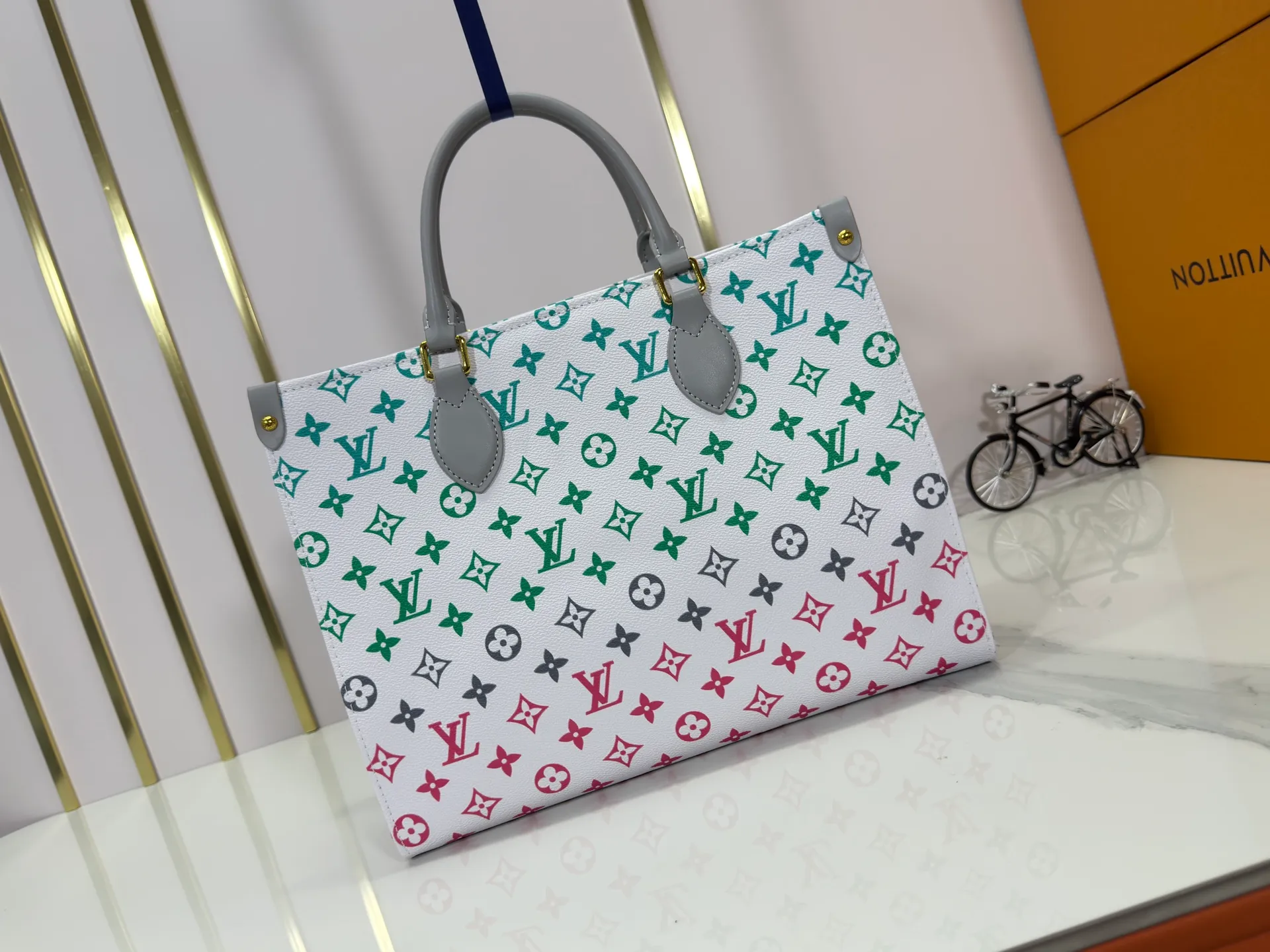 P260 Upgraded Original 🔥New 🔥M45039 M45321 M44571 This Onthego medium handbag uses classic Monogram canvas and Monogram Reverse canvas on both sides to present different styles at will. Toron's dual handles and shoulder strap allow for a variety of carrying options. Dimensions: 34.0 x 26.0 x 13.0 cm (length x height x width)