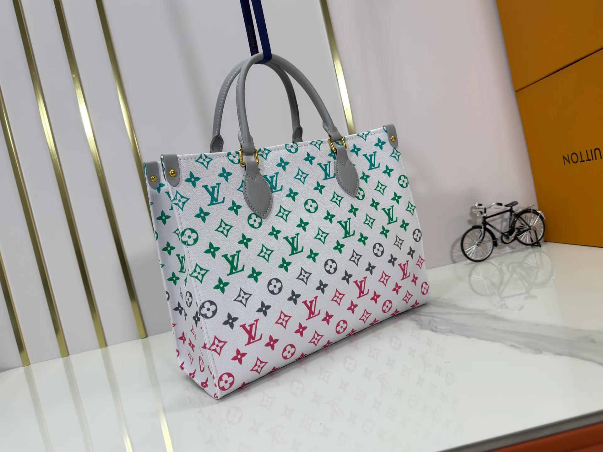 P260 Upgraded Original 🔥New 🔥M45039 M45321 M44571 This Onthego medium handbag uses classic Monogram canvas and Monogram Reverse canvas on both sides to present different styles at will. Toron's dual handles and shoulder strap allow for a variety of carrying options. Dimensions: 34.0 x 26.0 x 13.0 cm (length x height x width)