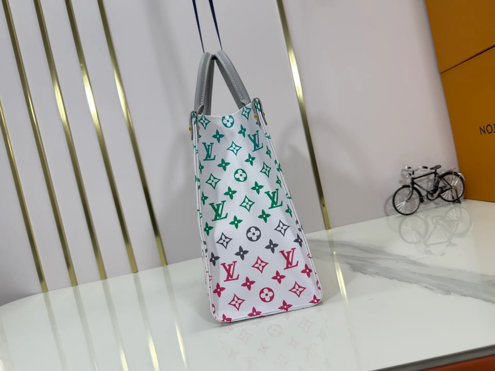 P260 Upgraded Original 🔥New 🔥M45039 M45321 M44571 This Onthego medium handbag uses classic Monogram canvas and Monogram Reverse canvas on both sides to present different styles at will. Toron's dual handles and shoulder strap allow for a variety of carrying options. Dimensions: 34.0 x 26.0 x 13.0 cm (length x height x width)