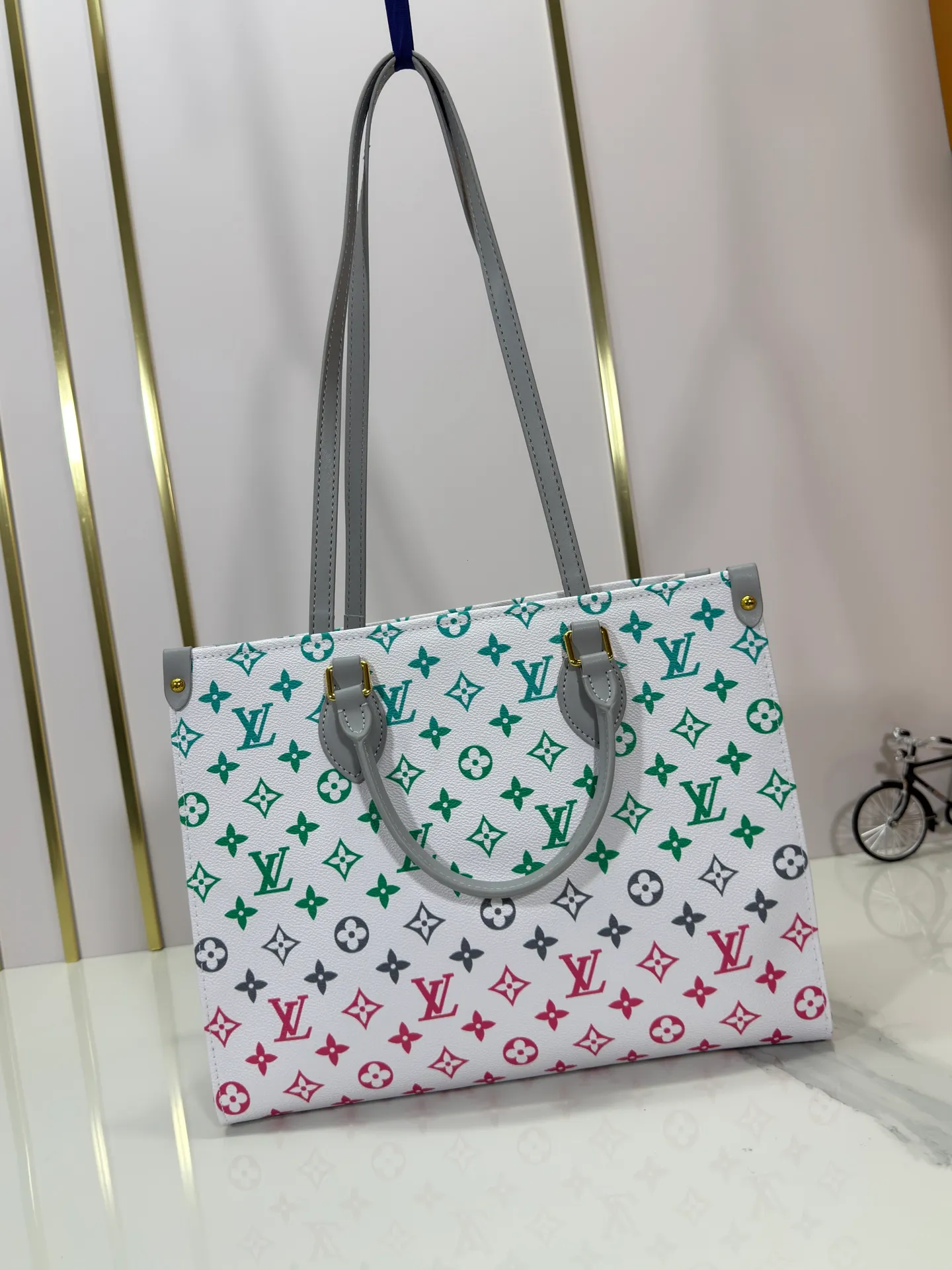P260 Upgraded Original 🔥New 🔥M45039 M45321 M44571 This Onthego medium handbag uses classic Monogram canvas and Monogram Reverse canvas on both sides to present different styles at will. Toron's dual handles and shoulder strap allow for a variety of carrying options. Dimensions: 34.0 x 26.0 x 13.0 cm (length x height x width)