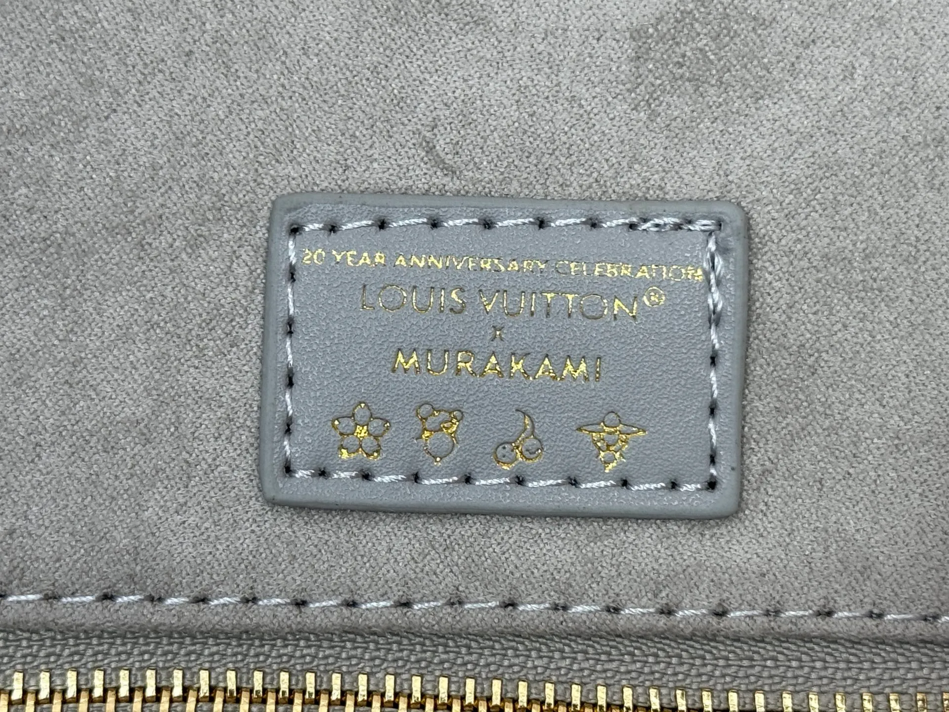P260 Upgraded Original 🔥New 🔥M45039 M45321 M44571 This Onthego medium handbag uses classic Monogram canvas and Monogram Reverse canvas on both sides to present different styles at will. Toron's dual handles and shoulder strap allow for a variety of carrying options. Dimensions: 34.0 x 26.0 x 13.0 cm (length x height x width)