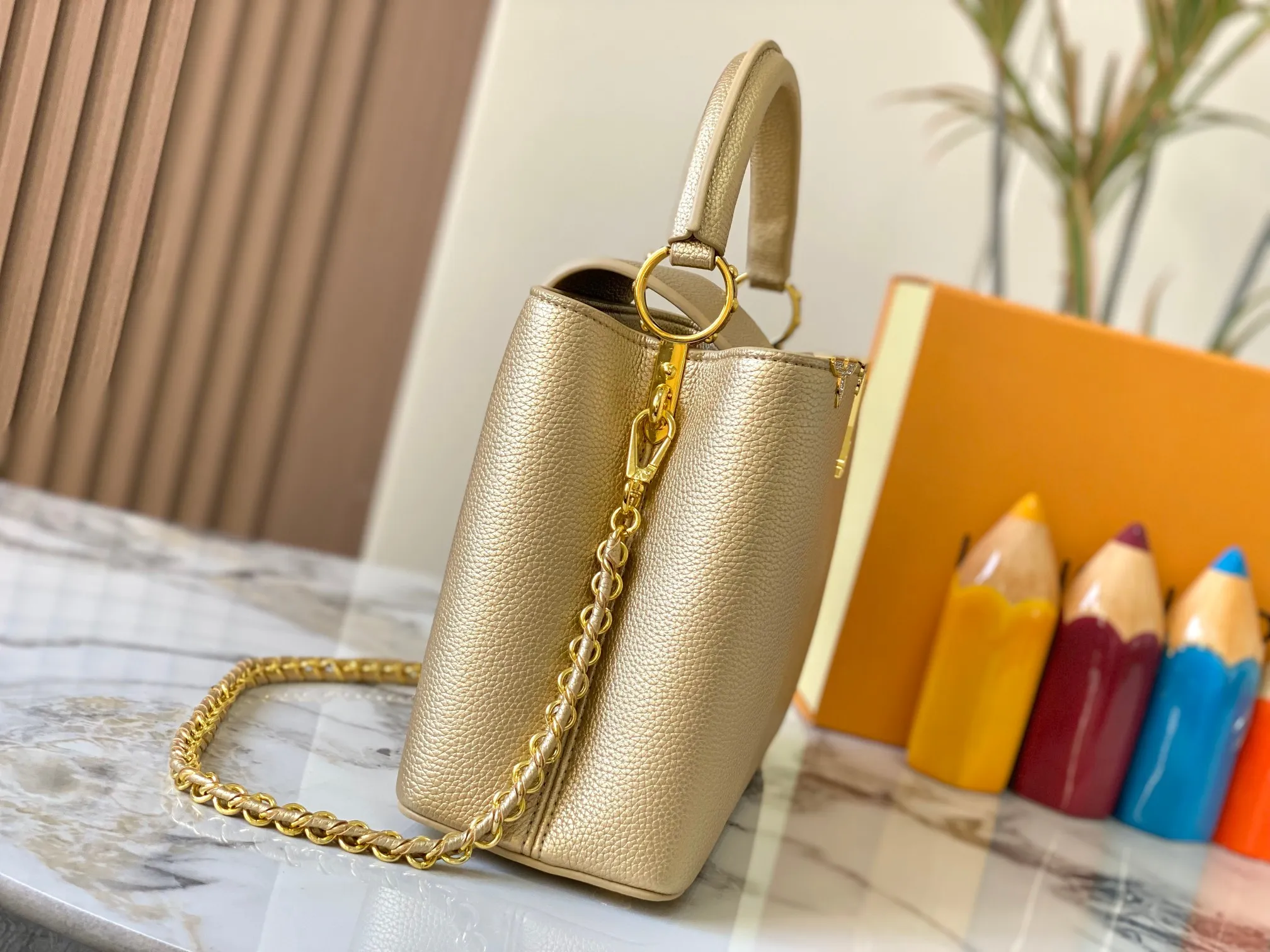 Top original P480 Guangzhou product M24585 gold-plated diamond corolla 🔺This Capucines Flower Crown handbag is made of full-grain Taurillon leather embellished with Monogram flowers. Each flower is shaped by exquisite crystal diamonds. The LV logo and flowers echo each other, giving this feminine handbag a jewel-like luster. Use the detachable shoulder strap skillfully to switch between shoulder and cross-body styles♠️Size: 31.5 * 20 * 11cm🥂
