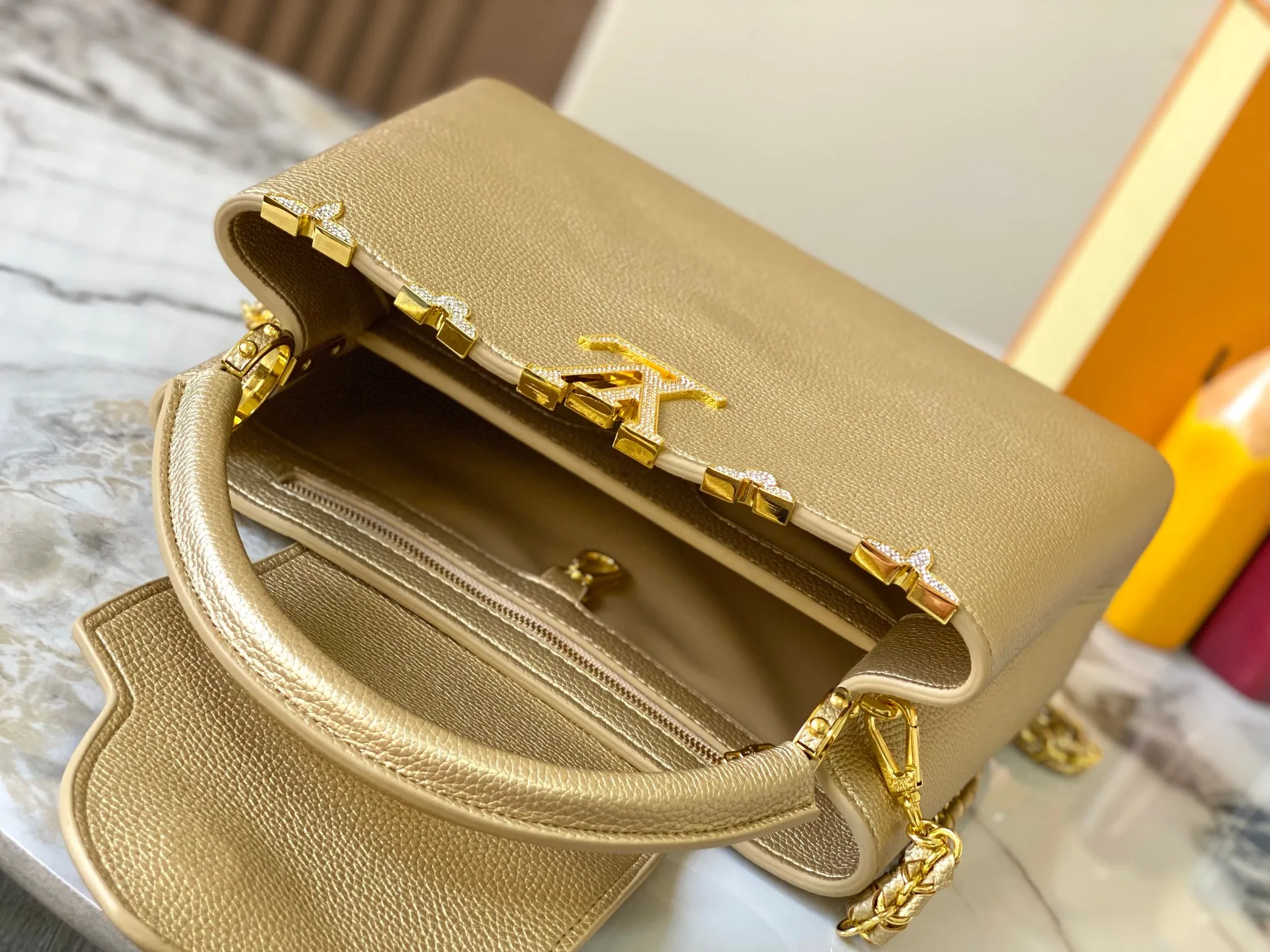 Top original P480 Guangzhou product M24585 gold-plated diamond corolla 🔺This Capucines Flower Crown handbag is made of full-grain Taurillon leather embellished with Monogram flowers. Each flower is shaped by exquisite crystal diamonds. The LV logo and flowers echo each other, giving this feminine handbag a jewel-like luster. Use the detachable shoulder strap skillfully to switch between shoulder and cross-body styles♠️Size: 31.5 * 20 * 11cm🥂