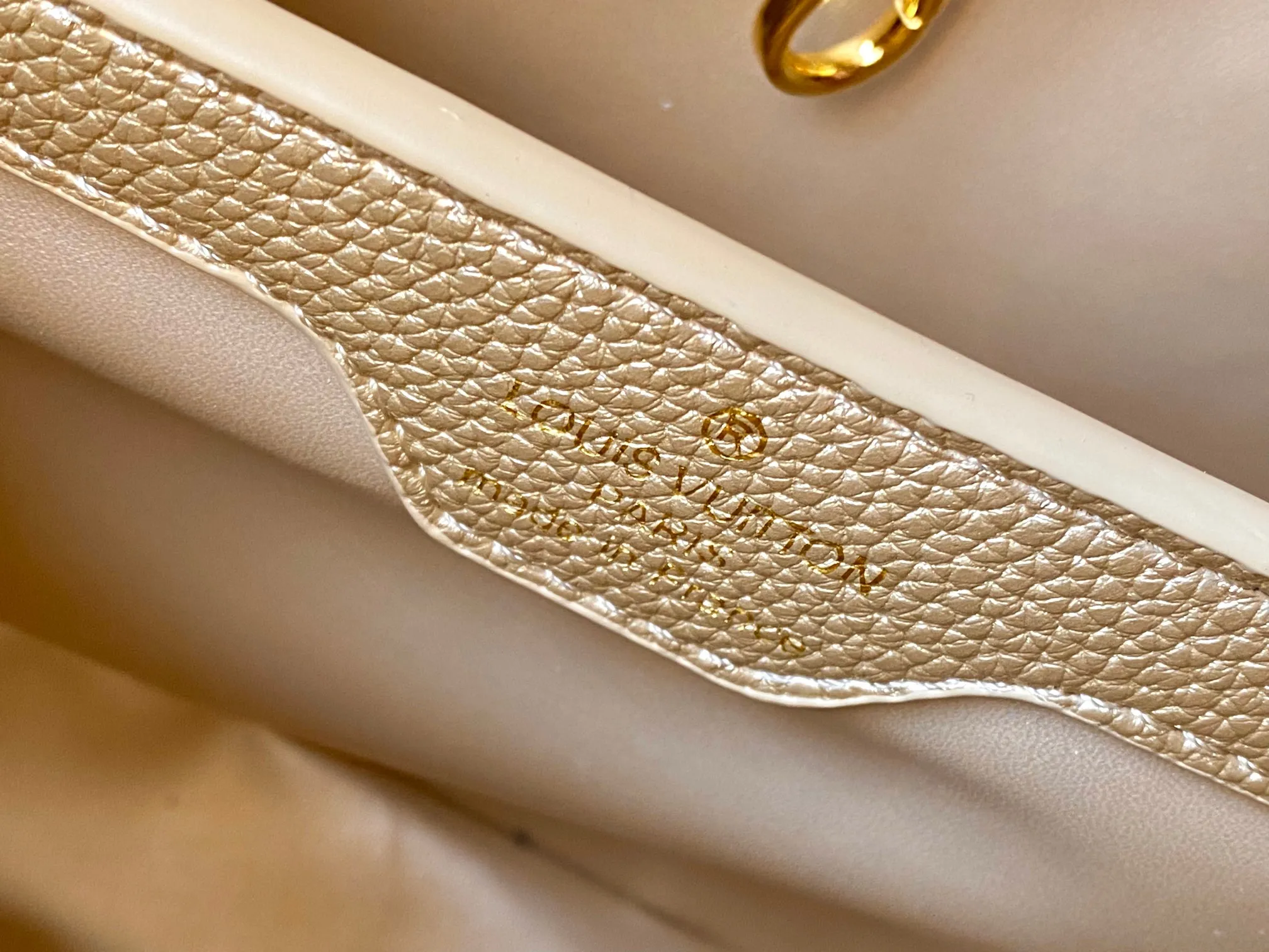 Top original P480 Guangzhou product M24585 gold-plated diamond corolla 🔺This Capucines Flower Crown handbag is made of full-grain Taurillon leather embellished with Monogram flowers. Each flower is shaped by exquisite crystal diamonds. The LV logo and flowers echo each other, giving this feminine handbag a jewel-like luster. Use the detachable shoulder strap skillfully to switch between shoulder and cross-body styles♠️Size: 31.5 * 20 * 11cm🥂