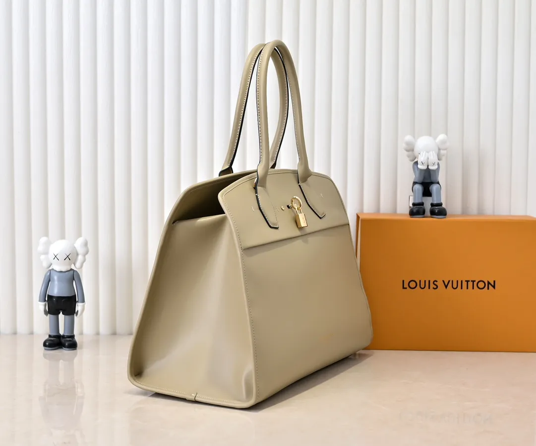 Batch 💰Small 360 💰Large 190 M12005 M12556 M12337 This large City Steamer handbag draws inspiration from the design of suitcases built for cruise ships in 1901, making its eye-catching appearance at the 2024 autumn and winter ready-to-wear show. Grained Millesime leather and shearling leather trims add seasonal flair, an embossed padlock and hot-stamped LV Circle logo add a modern twist, and a removable Monogram storage bag makes it easy to store valuables. Size: large size 35x42x21cm, small size 30x36x17