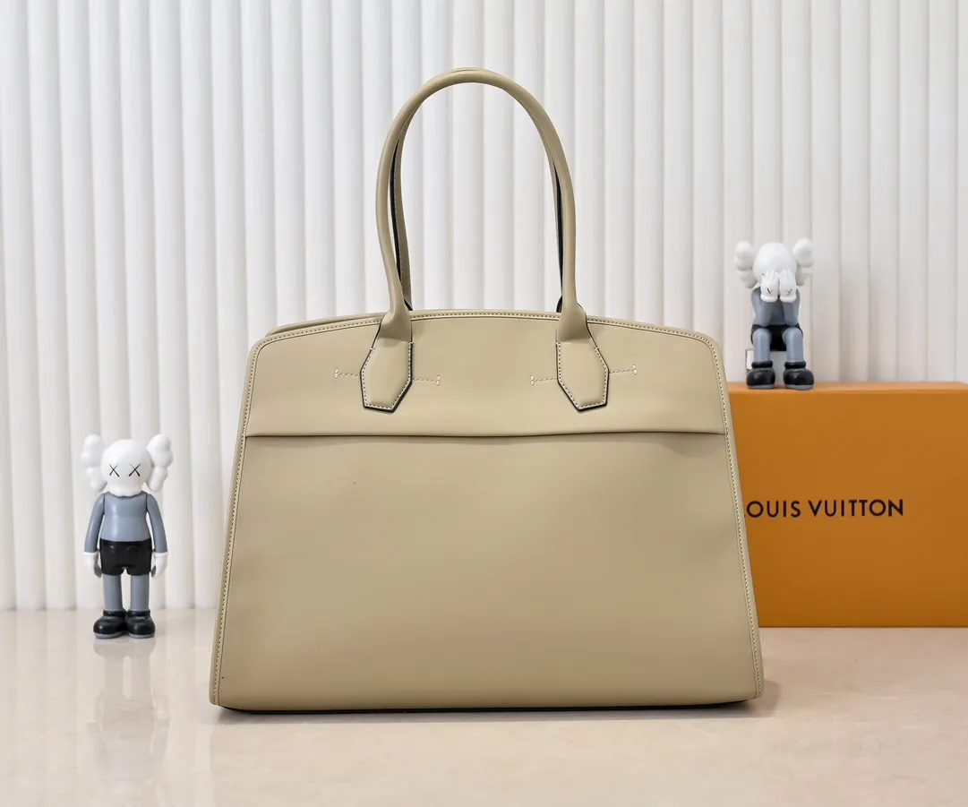Batch 💰Small 360 💰Large 190 M12005 M12556 M12337 This large City Steamer handbag draws inspiration from the design of suitcases built for cruise ships in 1901, making its eye-catching appearance at the 2024 autumn and winter ready-to-wear show. Grained Millesime leather and shearling leather trims add seasonal flair, an embossed padlock and hot-stamped LV Circle logo add a modern twist, and a removable Monogram storage bag makes it easy to store valuables. Size: large size 35x42x21cm, small size 30x36x17