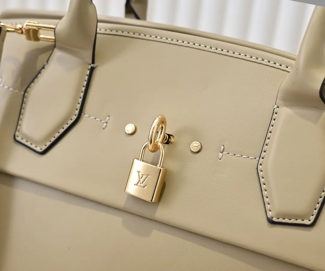 Batch 💰Small 360 💰Large 190 M12005 M12556 M12337 This large City Steamer handbag draws inspiration from the design of suitcases built for cruise ships in 1901, making its eye-catching appearance at the 2024 autumn and winter ready-to-wear show. Grained Millesime leather and shearling leather trims add seasonal flair, an embossed padlock and hot-stamped LV Circle logo add a modern twist, and a removable Monogram storage bag makes it easy to store valuables. Size: large size 35x42x21cm, small size 30x36x17