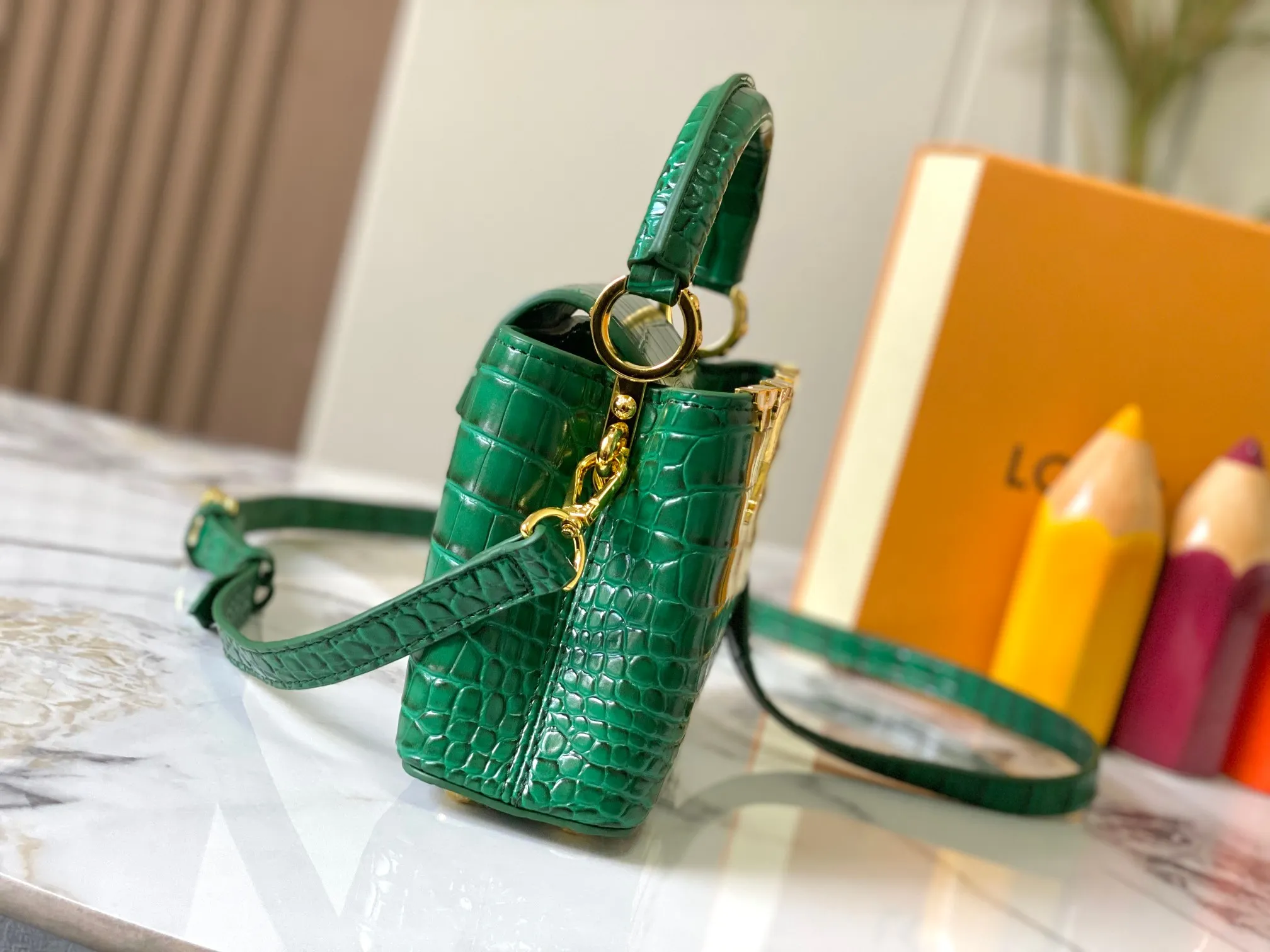 p440 [Guangzhou top quality original] M86153 This Capucines mini handbag is made of Monogram crocodile pattern with pointed flowers and decorative lines, with LV letters and woven chains infused with metallic edges, and with contrasting leather trim. The flip cover can be placed externally or internally, and the neat inner layer and multiple carrying methods complete the functional details.  21x 14 x 8.0 cm (length x height x width)