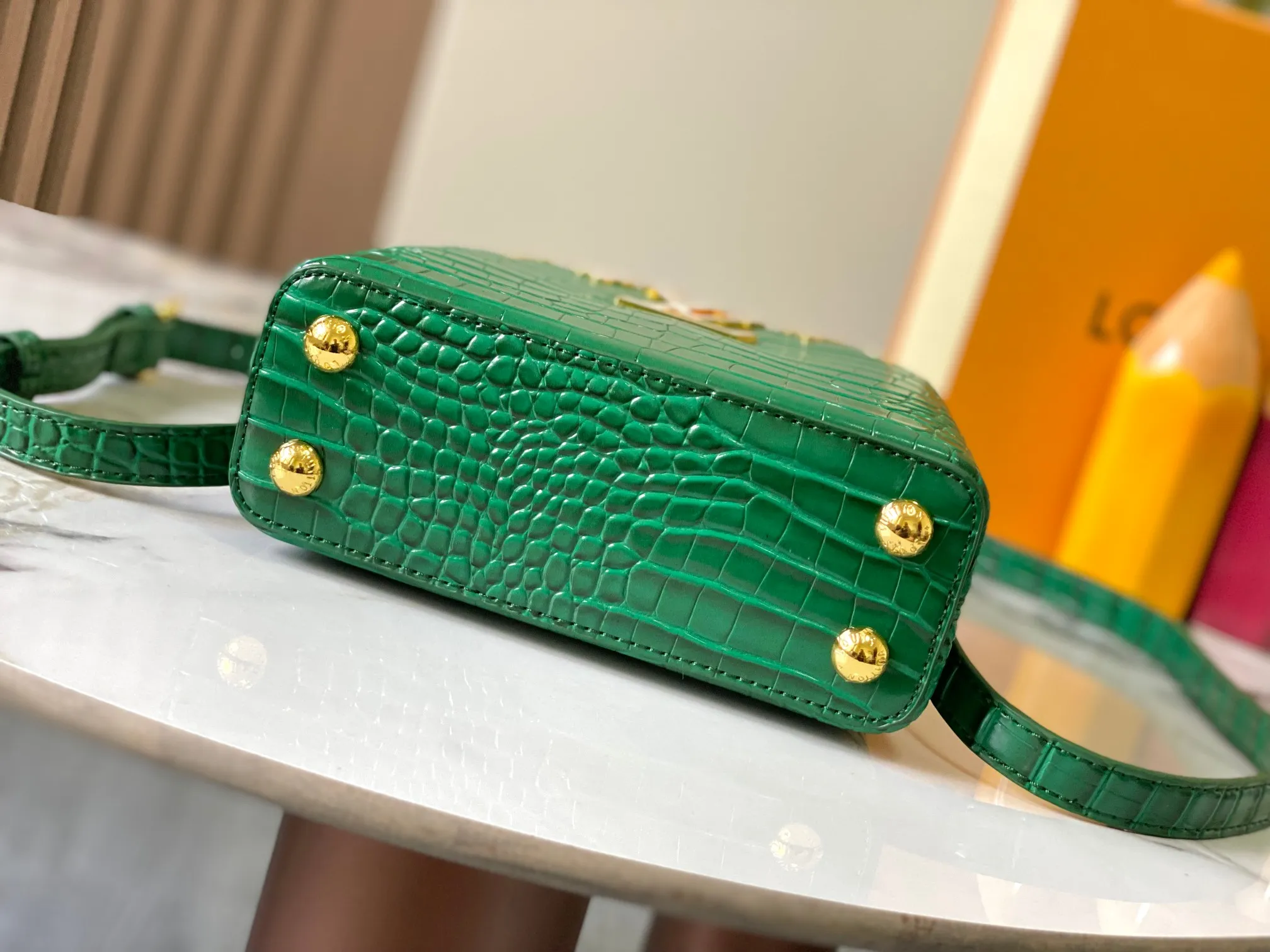 p440 [Guangzhou top quality original] M86153 This Capucines mini handbag is made of Monogram crocodile pattern with pointed flowers and decorative lines, with LV letters and woven chains infused with metallic edges, and with contrasting leather trim. The flip cover can be placed externally or internally, and the neat inner layer and multiple carrying methods complete the functional details.  21x 14 x 8.0 cm (length x height x width)