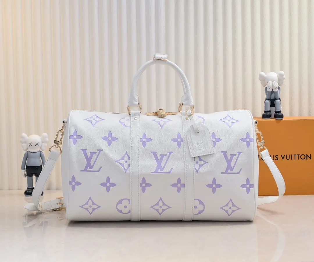 Batch 💰460 Upgraded Original Edition Method No. M46974 41416 41418 The Milky Way series gives the Keepall Bandoulière travel bag a feminine style, embossed with the classic Monogram pattern on the soft-grained cow leather, and achieves comfortable travel with an elegant attitude. Dimensions: 45 x 27 x 20 cm (Length x Height x Width) Monogram Empreinte Soft-grained cow leather Soft-grained cowhide trim Microfiber lining Hardware Double zipper closure with padlock Internal zippered pocket Removable name tag Carry-on baggage dimensions Shoulder strap: Removable, adjustable Strap half-length: 36.0cm Strap half-length adjustable to: 50.0cm Handle: Double handle
