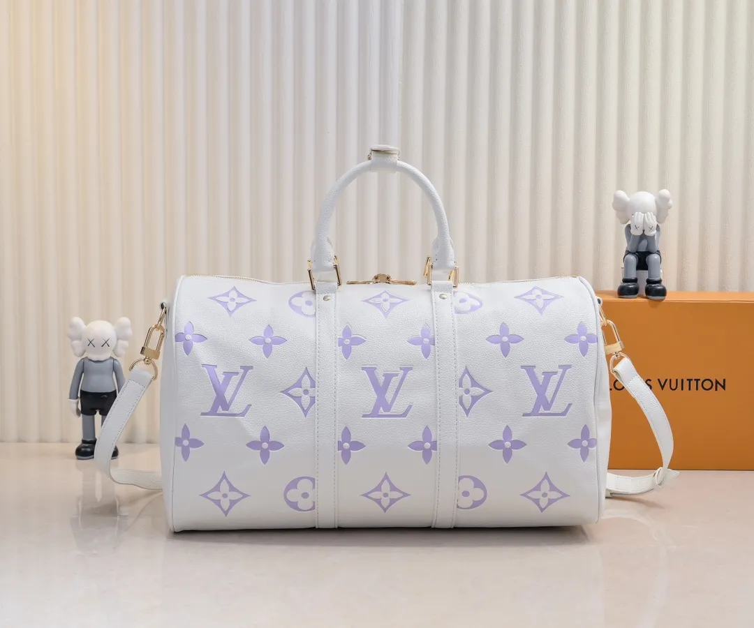 Batch 💰460 Upgraded Original Edition Method No. M46974 41416 41418 The Milky Way series gives the Keepall Bandoulière travel bag a feminine style, embossed with the classic Monogram pattern on the soft-grained cow leather, and achieves comfortable travel with an elegant attitude. Dimensions: 45 x 27 x 20 cm (Length x Height x Width) Monogram Empreinte Soft-grained cow leather Soft-grained cowhide trim Microfiber lining Hardware Double zipper closure with padlock Internal zippered pocket Removable name tag Carry-on baggage dimensions Shoulder strap: Removable, adjustable Strap half-length: 36.0cm Strap half-length adjustable to: 50.0cm Handle: Double handle