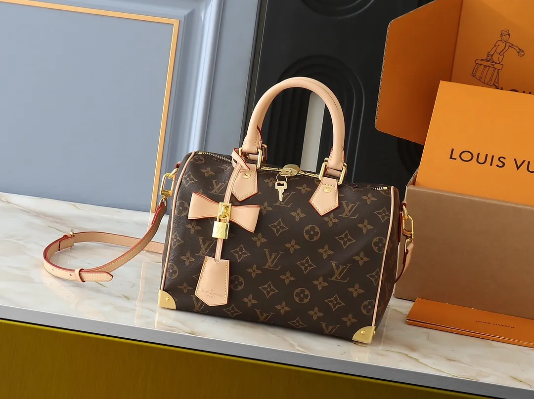 💰280💰Upgraded original M13805 M13257 M40390 lv Murakami Takashi co-branded NANOSPEEDY handbag This Nano Speedy handbag combines Monogram canvas and cow leather trim printing, with 33 colorful colors to interpret white tricolor and black tricolor. It has been launched in twelve sections and is very popular around the world and is loved by celebrities and celebrities. 25.0 x 19.0 x 15.0 cm
