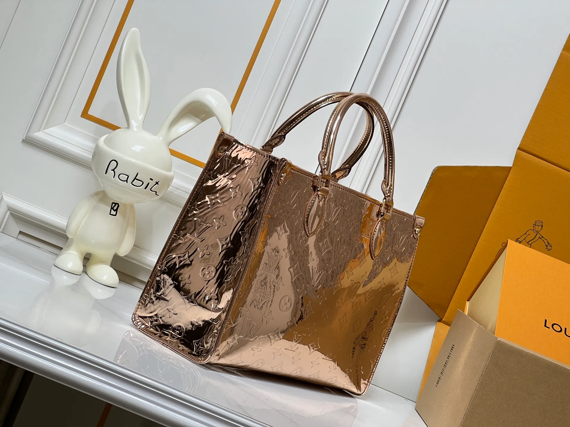 Batch 280💰M45039 M26373 Rose Gold Silver This OnTheGo medium handbag joins the LVSki series in the Monogram Miroir version. Laminated canvas ensures durability. The Silver tone and matching metal pieces create a gleaming look. Built-in pockets can store daily necessities such as small books. Dimensions: 34x27x14