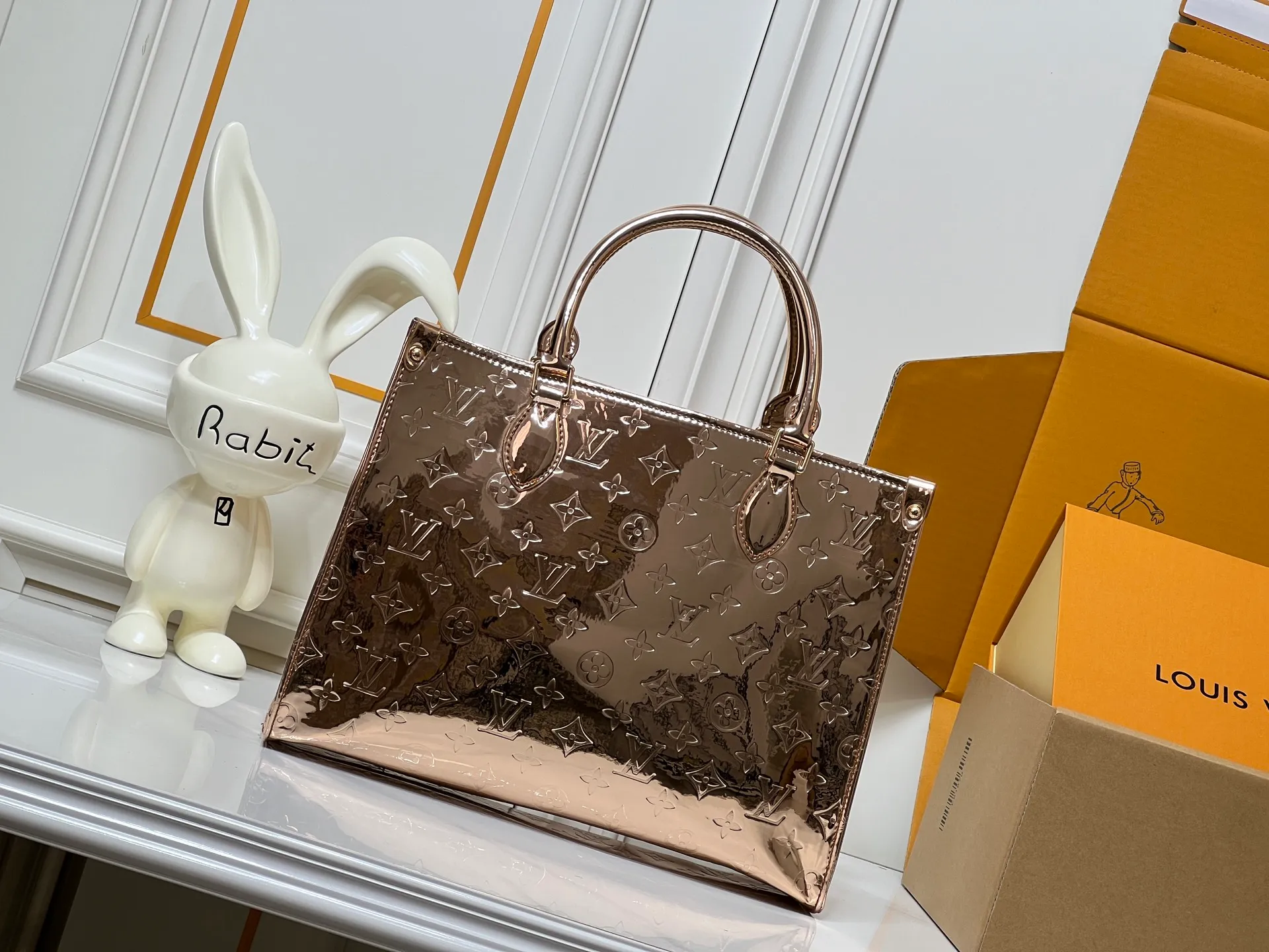 Batch 280💰M45039 M26373 Rose Gold Silver This OnTheGo medium handbag joins the LVSki series in the Monogram Miroir version. Laminated canvas ensures durability. The Silver tone and matching metal pieces create a gleaming look. Built-in pockets can store daily necessities such as small books. Dimensions: 34x27x14