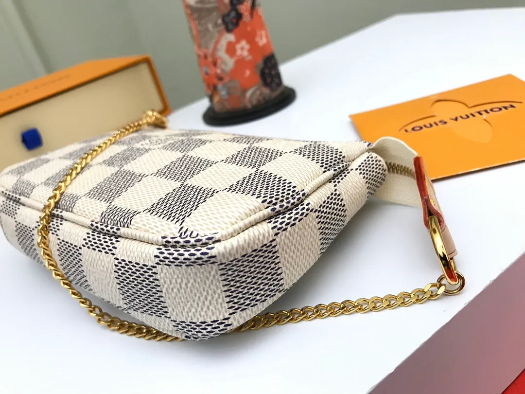 Factory Price 240 [Top Original Order] N58009 White Check N58010 White Check 👏👏 This accessory bag opens with a zipper and comes with a gold chain that can be attached to the D-ring on most Louis Vuitton handbags. Size: 15.5x10.5x4.0cm, packaging: with box