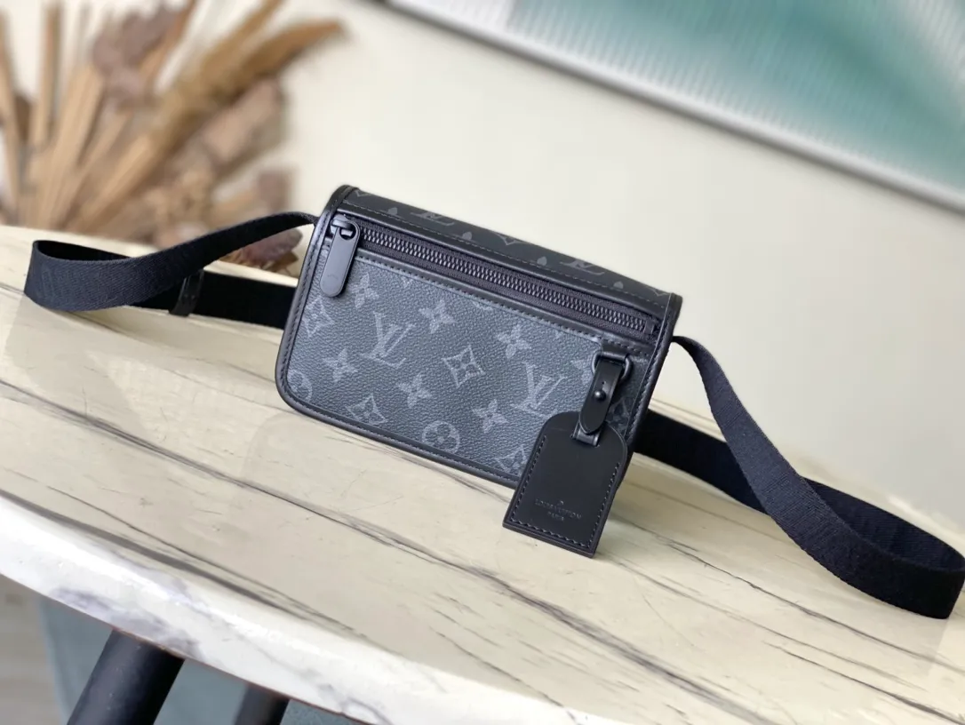 💰780 Top Original Order M12599 The Bosphore mini handbag is named after the brand's retro Bosphore LTJM series in the 2000s. Its simple lines and compact structure make it comfortable to carry, and it also uses a detachable nameplate to show its classic feel. The adjustable fabric shoulder strap crosses the accordion loop and is a refined detail along with the zippered front pocket. Dimensions: 19 × 12 × 7 cm