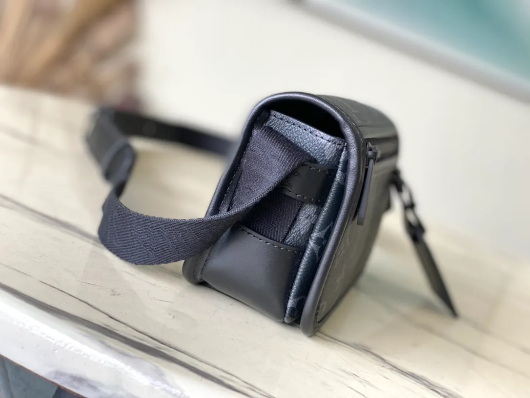 💰780 Top Original Order M12599 The Bosphore mini handbag is named after the brand's retro Bosphore LTJM series in the 2000s. Its simple lines and compact structure make it comfortable to carry, and it also uses a detachable nameplate to show its classic feel. The adjustable fabric shoulder strap crosses the accordion loop and is a refined detail along with the zippered front pocket. Dimensions: 19 × 12 × 7 cm
