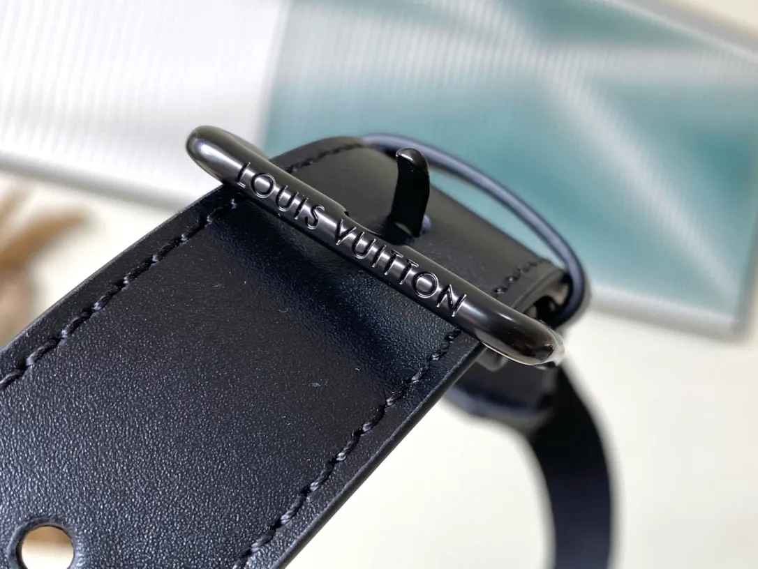 💰780 Top Original Order M12599 The Bosphore mini handbag is named after the brand's retro Bosphore LTJM series in the 2000s. Its simple lines and compact structure make it comfortable to carry, and it also uses a detachable nameplate to show its classic feel. The adjustable fabric shoulder strap crosses the accordion loop and is a refined detail along with the zippered front pocket. Dimensions: 19 × 12 × 7 cm