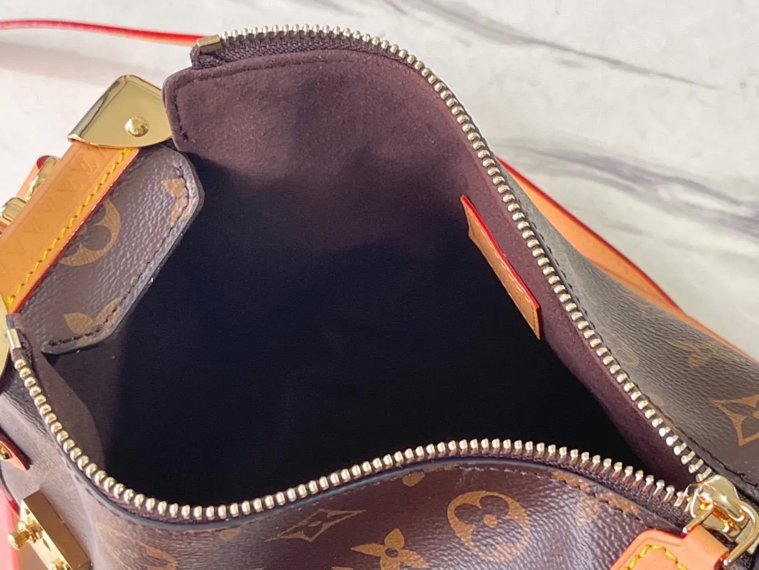 💰1100 (Steel Hardware) Top Original Order M46358 Presbyopic Yellow Leather 2023 Early Spring Series Cruise Series, the same style as Gu Ailing's show. Gu Ailing really burst into flames when she walked out with this bag on the show. It boldly uses a soft and hard design concept, inspired by the brand's suitcases. The leather is extremely soft. The bag body is decorated with curved corners, right angles and traditional suitcase elements, achieving the perfect fusion of leather and metal, softness and hardness. Size: 21x14x6cm