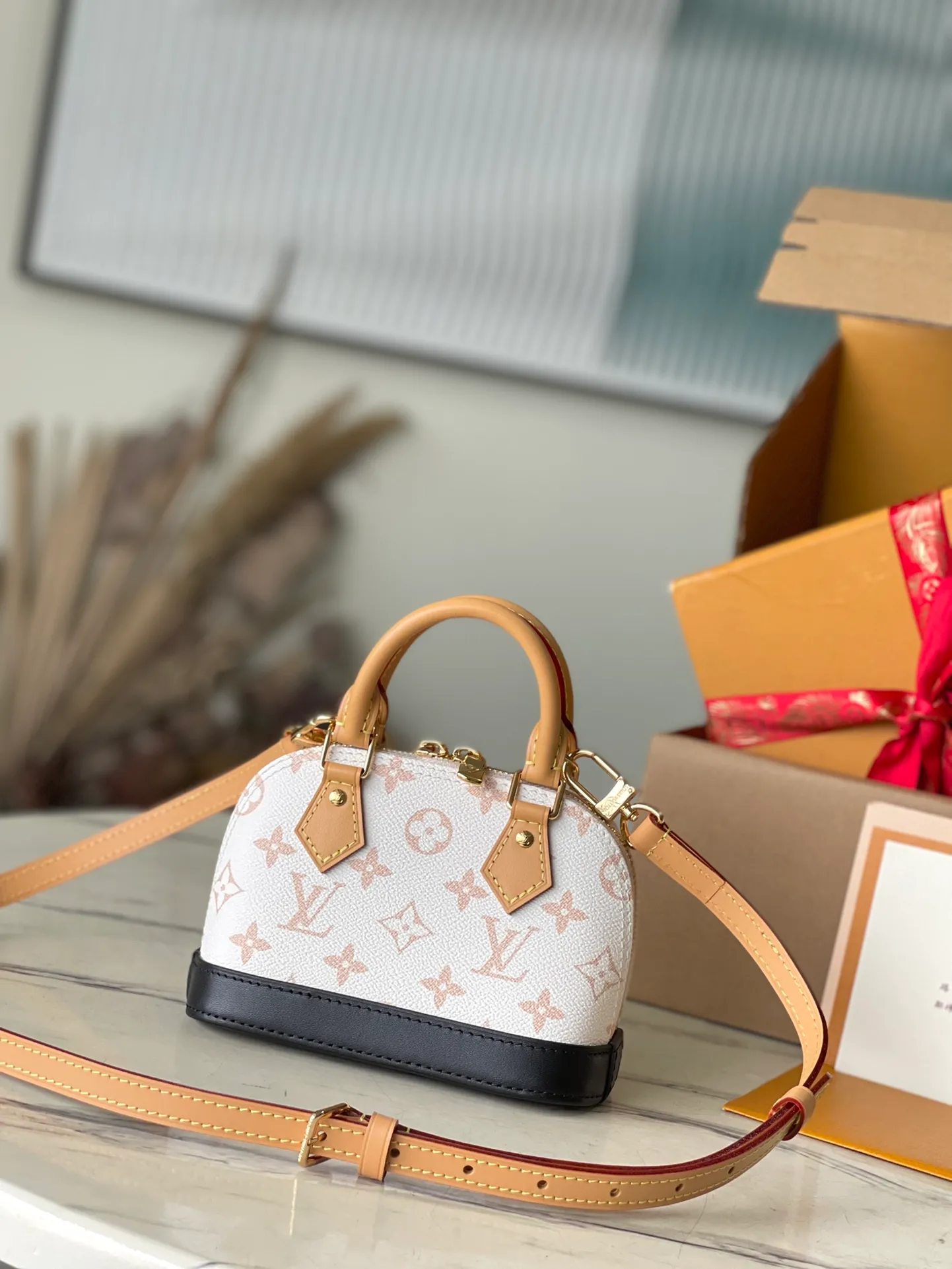 💰880 Top original order M46895 This Nano Aima handbag condenses the classic configuration of the Ama handbag, and outlines the leather trim for the Monogram Dune canvas from the 2024 early spring show. The compact handle and detachable and adjustable shoulder strap allow for a variety of carrying options. Dimensions: 18 × 12 × 8 cm