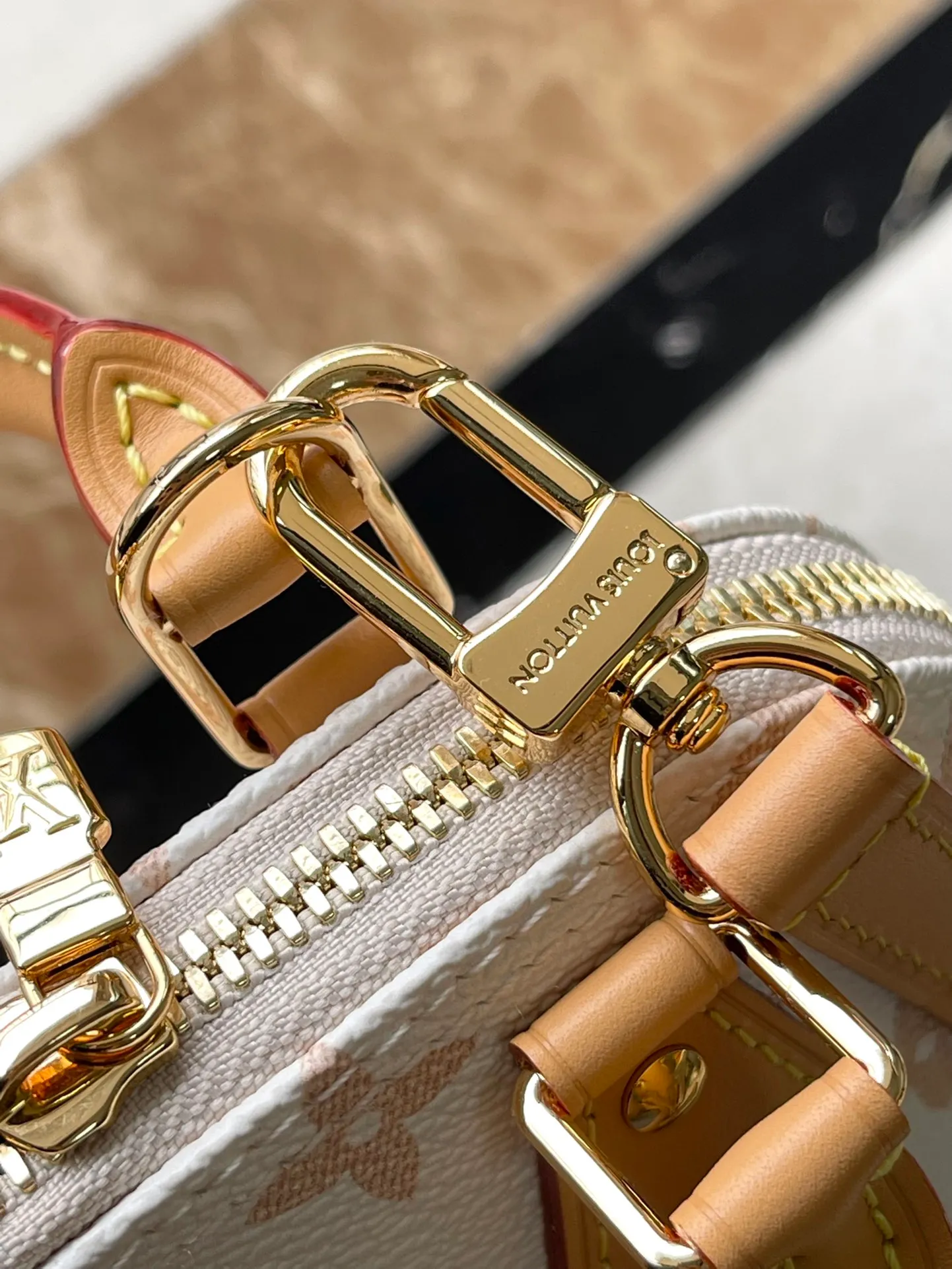 💰880 Top original order M46895 This Nano Aima handbag condenses the classic configuration of the Ama handbag, and outlines the leather trim for the Monogram Dune canvas from the 2024 early spring show. The compact handle and detachable and adjustable shoulder strap allow for a variety of carrying options. Dimensions: 18 × 12 × 8 cm