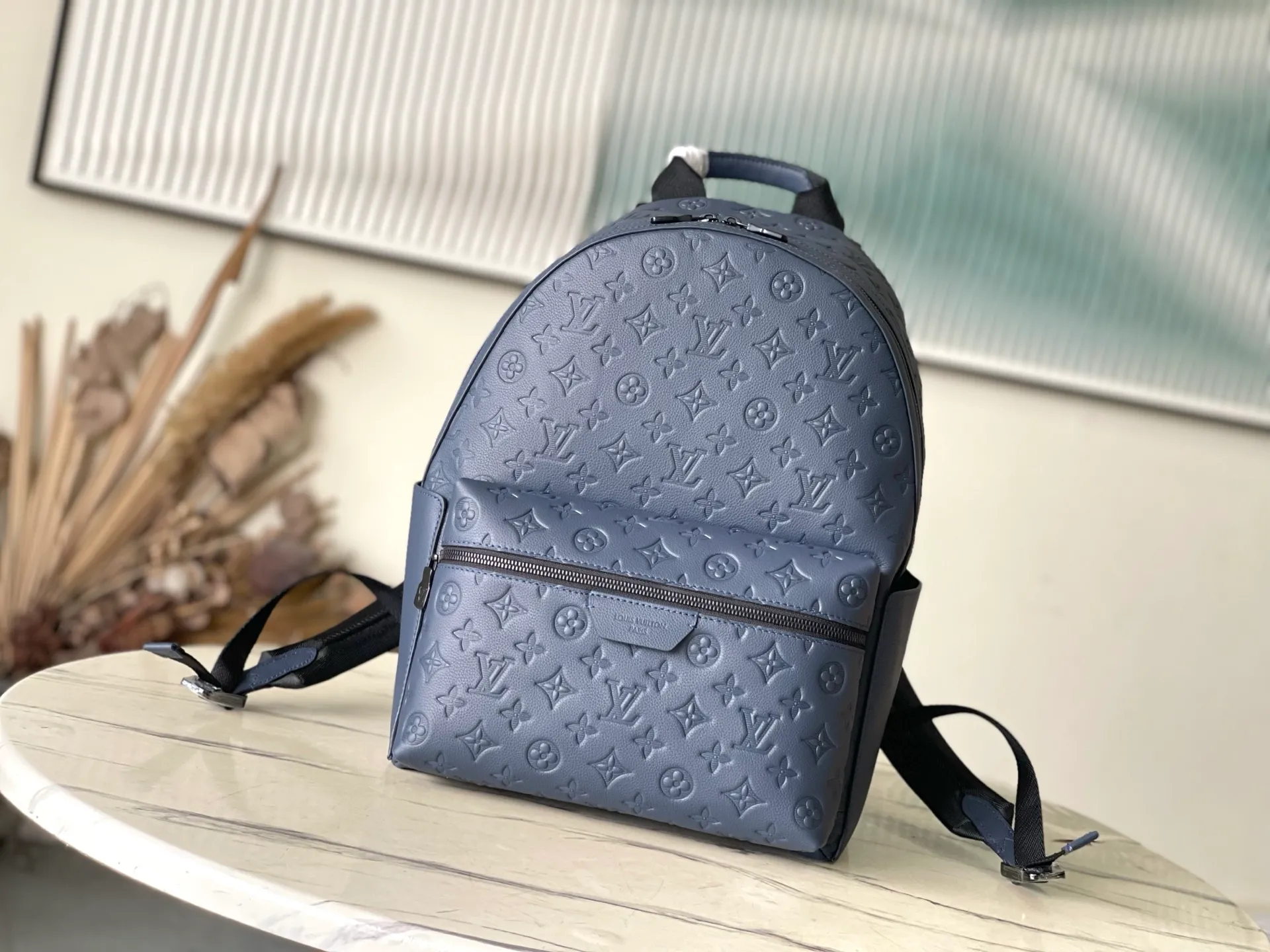💰1240 (Blue) Top-Grade Leather Top Original M14884 Full Leather This Discovery backpack is made of Monogram embossed cow leather to create a soft and close-fitting structure, supplemented by the calm atmosphere of metal parts. The outer bag makes it easy to access and store accompanying items, while the inner bag allows for orderly storage. Dimensions: 29 x 38 x 20 cm