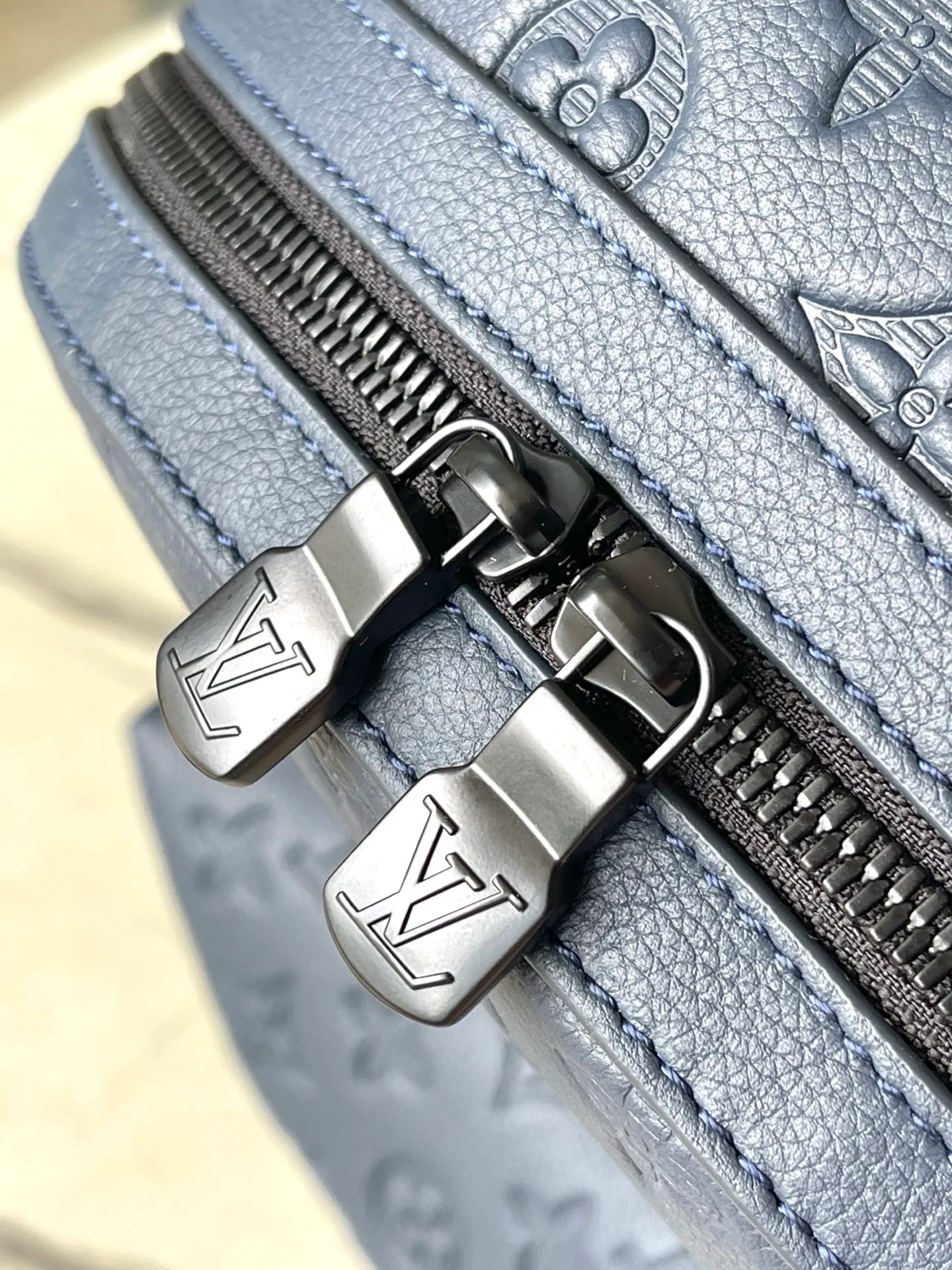 💰1240 (Blue) Top-Grade Leather Top Original M14884 Full Leather This Discovery backpack is made of Monogram embossed cow leather to create a soft and close-fitting structure, supplemented by the calm atmosphere of metal parts. The outer bag makes it easy to access and store accompanying items, while the inner bag allows for orderly storage. Dimensions: 29 x 38 x 20 cm