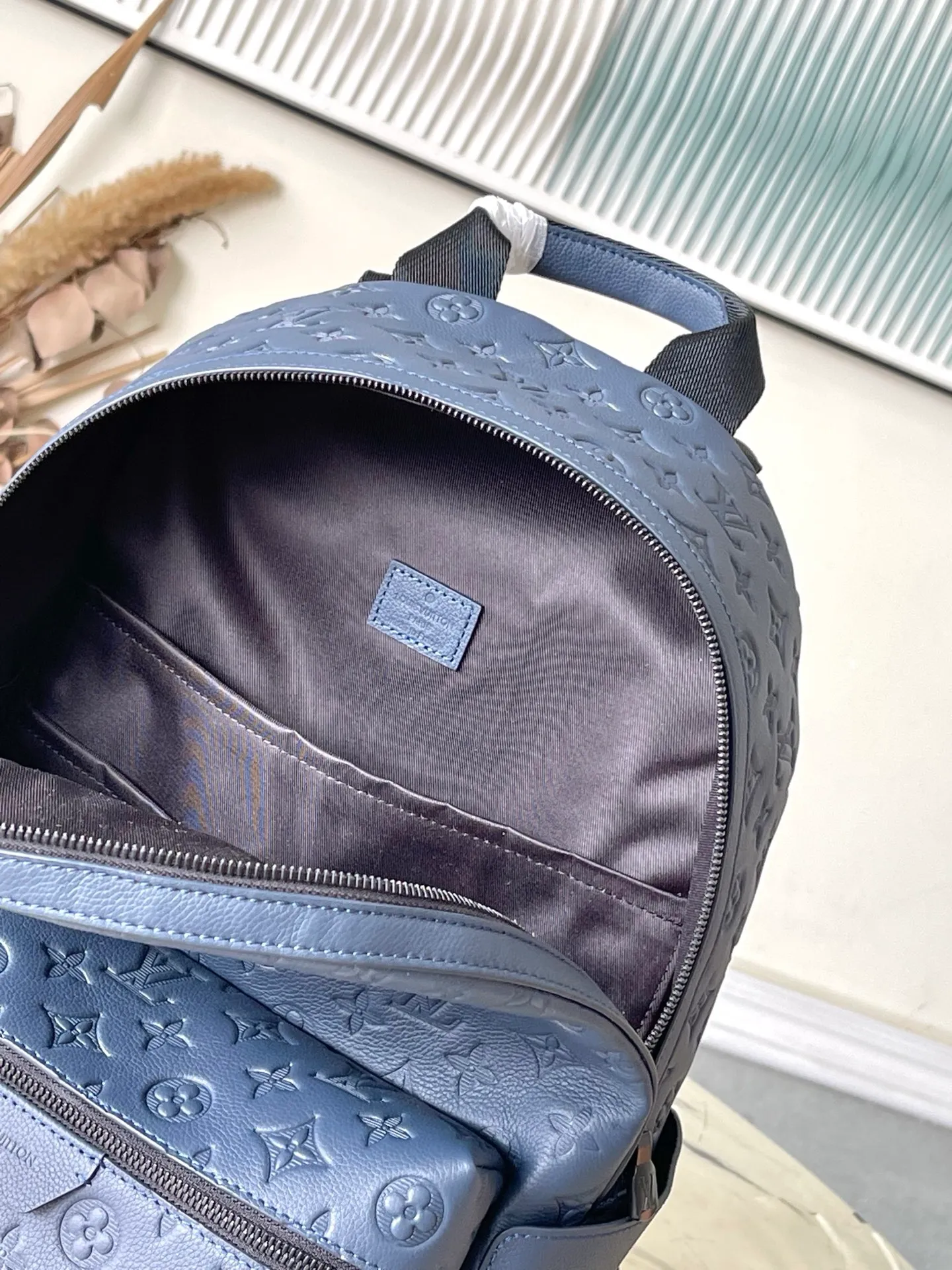 💰1240 (Blue) Top-Grade Leather Top Original M14884 Full Leather This Discovery backpack is made of Monogram embossed cow leather to create a soft and close-fitting structure, supplemented by the calm atmosphere of metal parts. The outer bag makes it easy to access and store accompanying items, while the inner bag allows for orderly storage. Dimensions: 29 x 38 x 20 cm