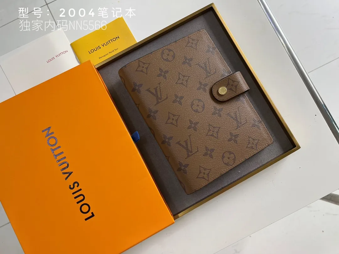 💰140 Top Original 💎 Latest Date 📅 Notepad This small notepad cover is made of Monogram canvas and can hold three credit cards. It can also be used as an address book, notebook or calendar. Epi leather is delicately embossed with LV initials and is lined with intertwined textured leather - Push-button closure - Six-ring binder with three rings in a set, six credit card slots and two internal compartments - Notepad insert available separately. Model: 2004 Size: 14x8cm