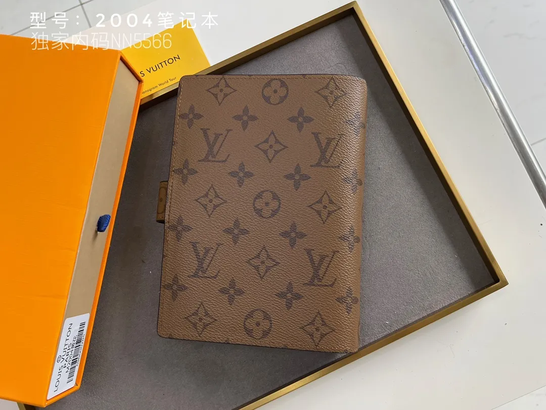 💰140 Top Original 💎 Latest Date 📅 Notepad This small notepad cover is made of Monogram canvas and can hold three credit cards. It can also be used as an address book, notebook or calendar. Epi leather is delicately embossed with LV initials and is lined with intertwined textured leather - Push-button closure - Six-ring binder with three rings in a set, six credit card slots and two internal compartments - Notepad insert available separately. Model: 2004 Size: 14x8cm