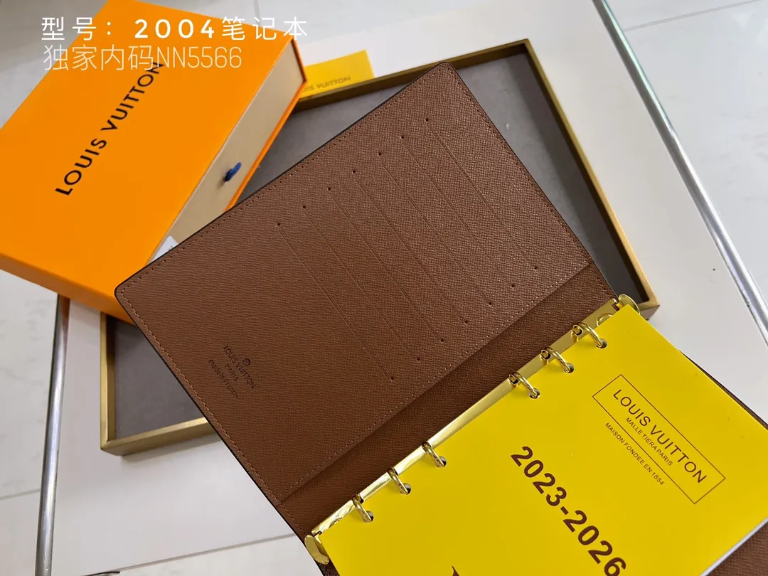 💰140 Top Original 💎 Latest Date 📅 Notepad This small notepad cover is made of Monogram canvas and can hold three credit cards. It can also be used as an address book, notebook or calendar. Epi leather is delicately embossed with LV initials and is lined with intertwined textured leather - Push-button closure - Six-ring binder with three rings in a set, six credit card slots and two internal compartments - Notepad insert available separately. Model: 2004 Size: 14x8cm
