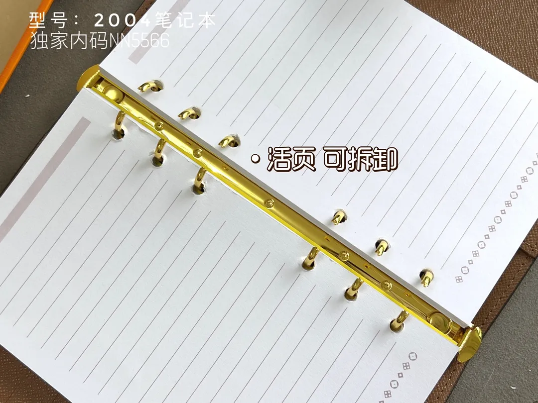💰140 Top Original 💎 Latest Date 📅 Notepad This small notepad cover is made of Monogram canvas and can hold three credit cards. It can also be used as an address book, notebook or calendar. Epi leather is delicately embossed with LV initials and is lined with intertwined textured leather - Push-button closure - Six-ring binder with three rings in a set, six credit card slots and two internal compartments - Notepad insert available separately. Model: 2004 Size: 14x8cm