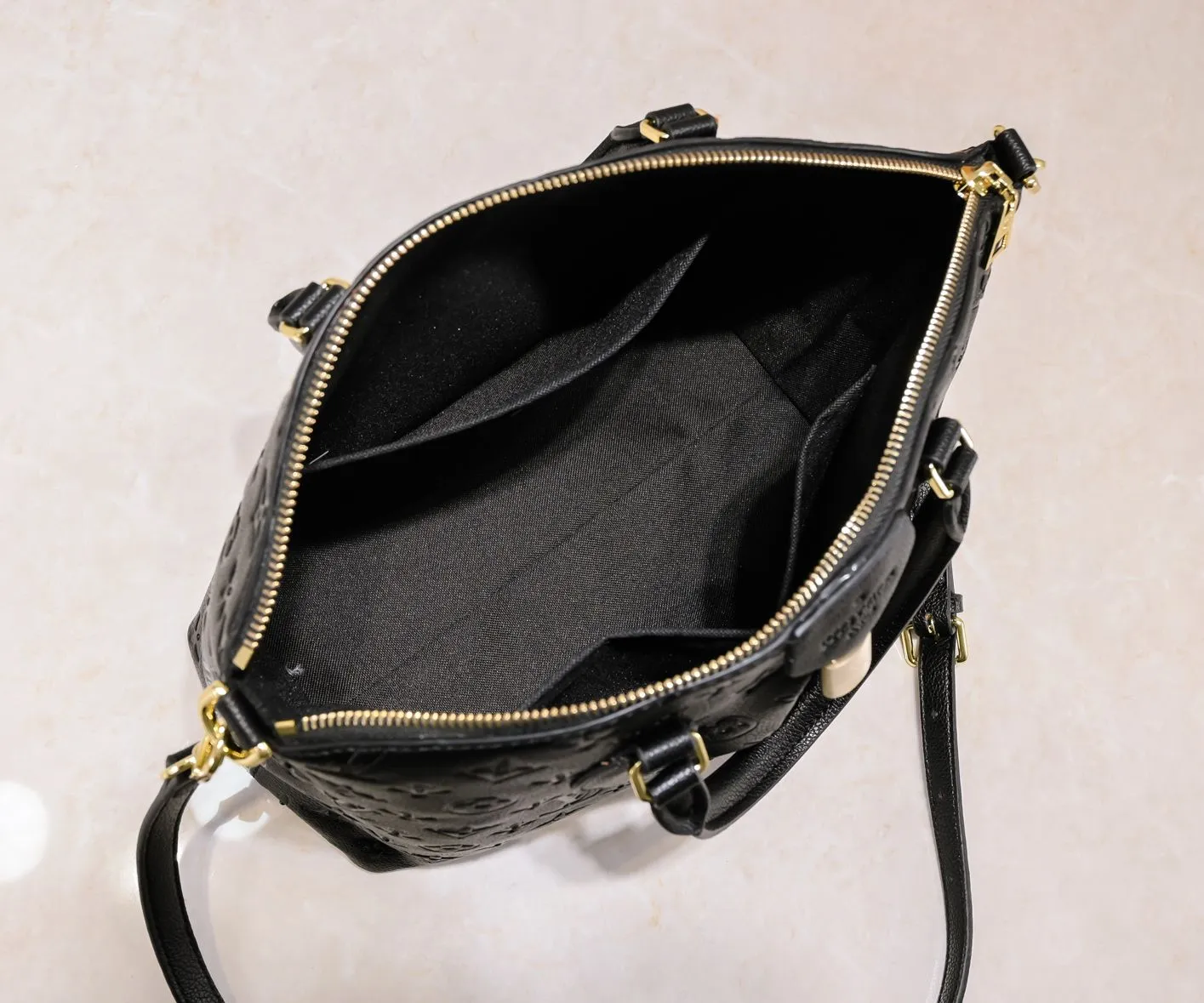 Batch 320💰Top original embossed presbyopia guaranteed double-sided discoloration yellow leather M45986 small size pressed M45987 large size Boétie small zipper tote bag made of Monogram canvas, leather trim and fabric lining, with padlock and LV embossed leather tag. The soft texture ensures everyday comfort, while dual phone pockets and internal patch pockets add functional details. Small size 25 x 23 x 14 Large size: 31.5 x 28 x 16 cm