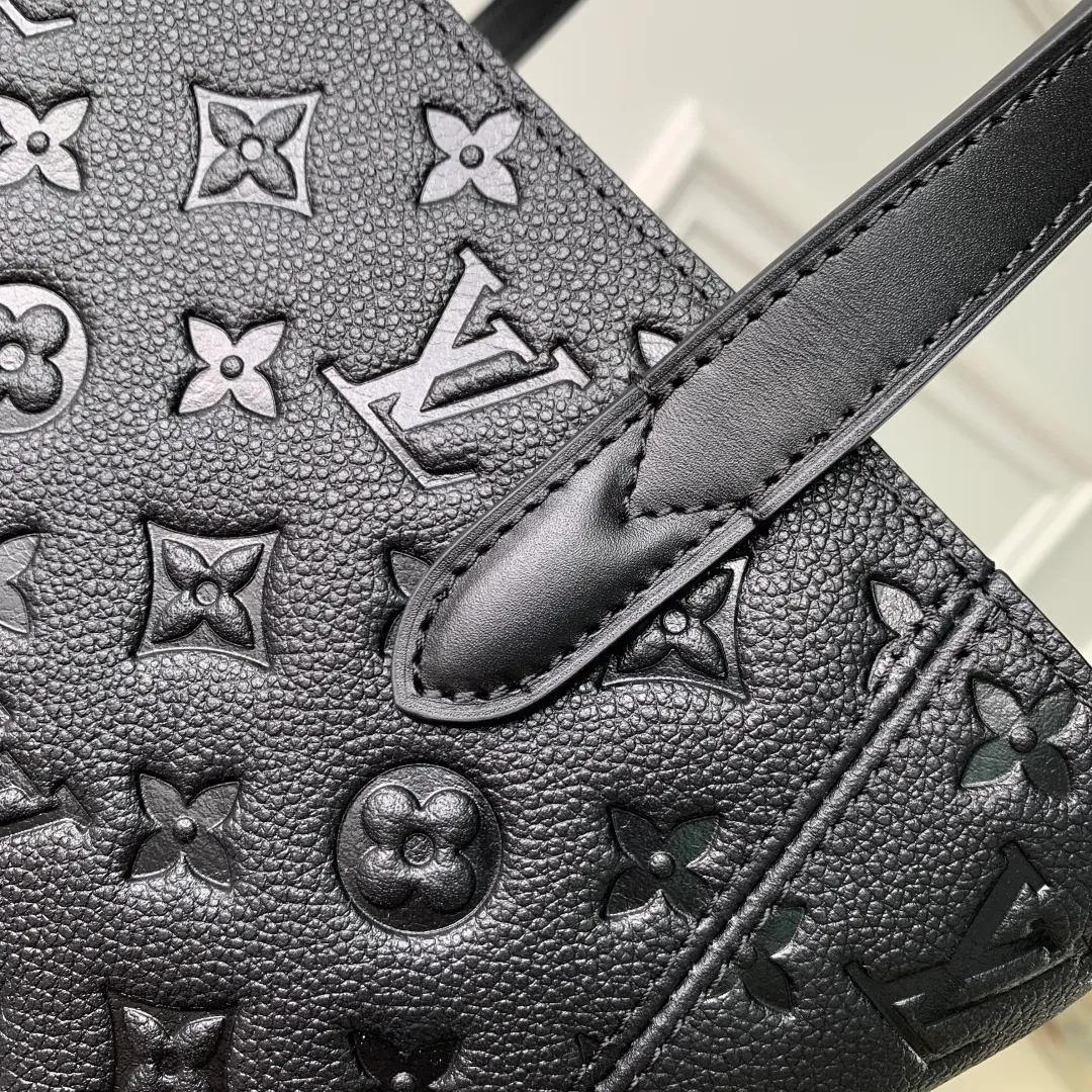 💰1140 (first-grain leather) top-quality original M25858 black. This All In One small handbag expands the capacity definition of the All-In series. It can be transformed into a rounded Hobo handbag or an open tote bag, making it easy to carry your daily needs. Monogram Empreinte leather bag with dazzling hardware, LV padlock and nameplate highlight the exquisite details. 22 x 15 x 40 cm (height x width x length)