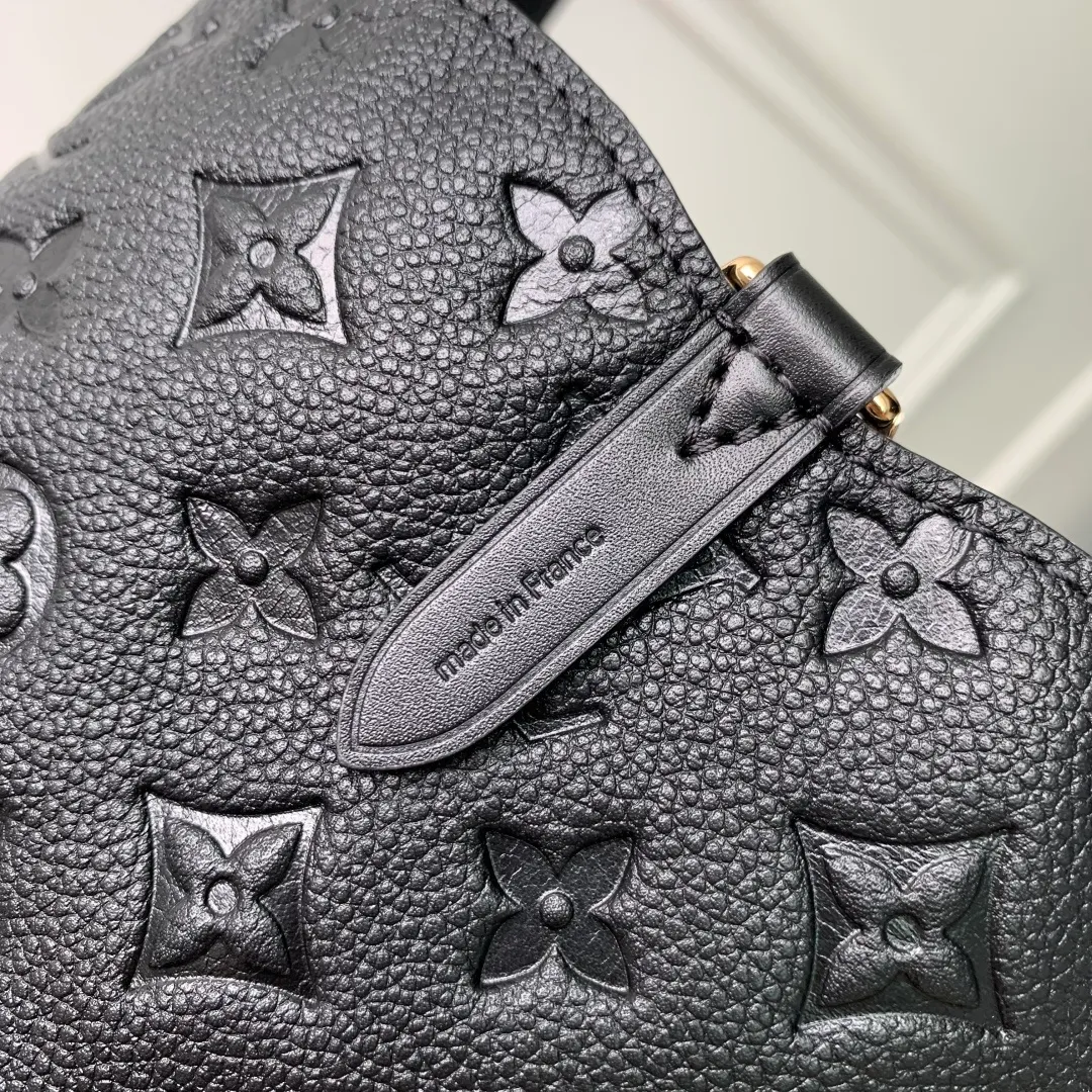 💰1140 (first-grain leather) top-quality original M25858 black. This All In One small handbag expands the capacity definition of the All-In series. It can be transformed into a rounded Hobo handbag or an open tote bag, making it easy to carry your daily needs. Monogram Empreinte leather bag with dazzling hardware, LV padlock and nameplate highlight the exquisite details. 22 x 15 x 40 cm (height x width x length)