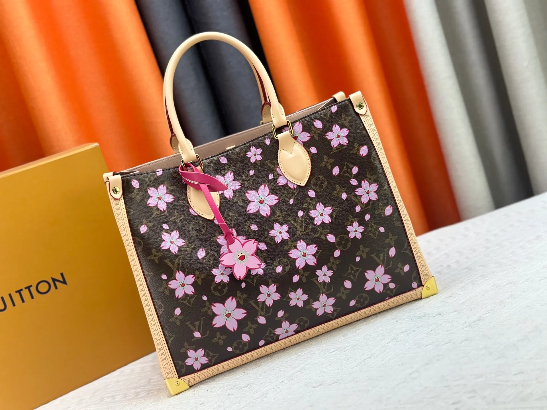 P360 upgrades the original M13079 Louis Vuitton x Takashi Murakami Sakura🌸The reissue series interprets the OnTheGo medium handbag in a smart way. The colorful Monogram canvas body, cowhide leather trim and LV x TM key bag highlight the sophisticated style. The shiny corners recall the design of traditional Louis Vuitton luggage, and the shoulder strap and top handle allow for multiple carrying methods. Dimensions: 35.0 x 27.0 x 14.0 cm (length x height x width)