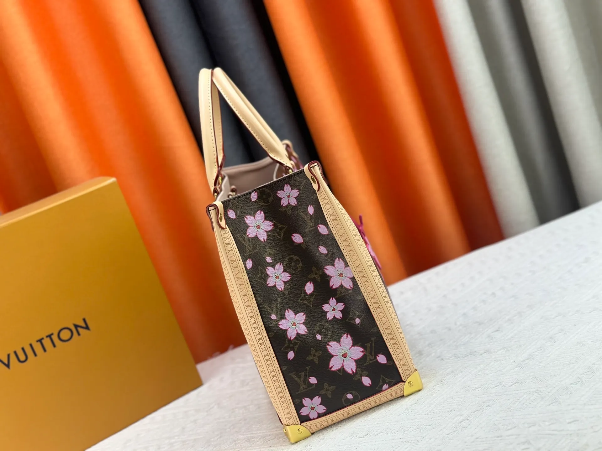 P360 upgrades the original M13079 Louis Vuitton x Takashi Murakami Sakura🌸The reissue series interprets the OnTheGo medium handbag in a smart way. The colorful Monogram canvas body, cowhide leather trim and LV x TM key bag highlight the sophisticated style. The shiny corners recall the design of traditional Louis Vuitton luggage, and the shoulder strap and top handle allow for multiple carrying methods. Dimensions: 35.0 x 27.0 x 14.0 cm (length x height x width)