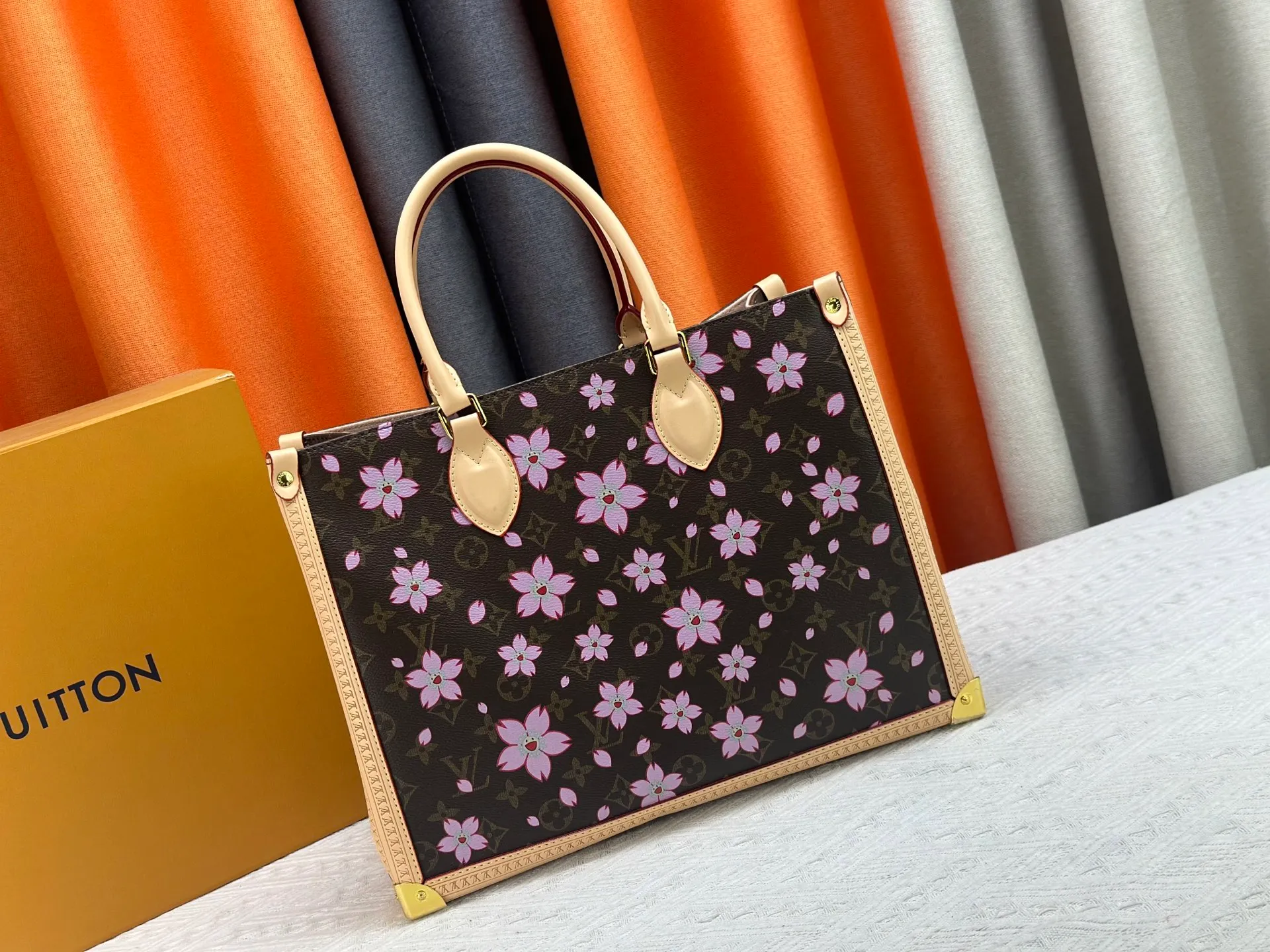 P360 upgrades the original M13079 Louis Vuitton x Takashi Murakami Sakura🌸The reissue series interprets the OnTheGo medium handbag in a smart way. The colorful Monogram canvas body, cowhide leather trim and LV x TM key bag highlight the sophisticated style. The shiny corners recall the design of traditional Louis Vuitton luggage, and the shoulder strap and top handle allow for multiple carrying methods. Dimensions: 35.0 x 27.0 x 14.0 cm (length x height x width)