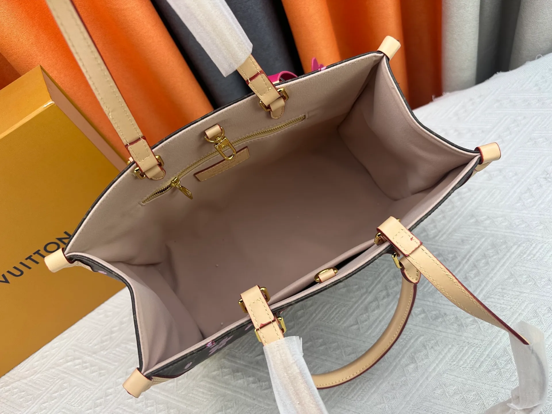 P360 upgrades the original M13079 Louis Vuitton x Takashi Murakami Sakura🌸The reissue series interprets the OnTheGo medium handbag in a smart way. The colorful Monogram canvas body, cowhide leather trim and LV x TM key bag highlight the sophisticated style. The shiny corners recall the design of traditional Louis Vuitton luggage, and the shoulder strap and top handle allow for multiple carrying methods. Dimensions: 35.0 x 27.0 x 14.0 cm (length x height x width)