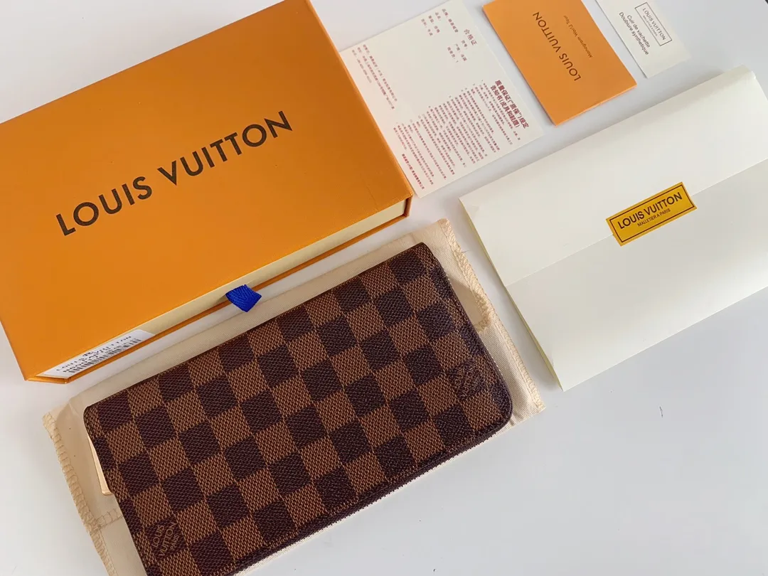 💰100 💎M60017 inner color ❤️brown red ZIPPY zipper wallet. The Zippy wallet pays homage to Louis Vuitton's heritage of travel and trunk making, with a travel-style patch and Louis Vuitton logo. With its compact interior and simple design, this wallet is ideal for everyday use. Model M60017. Size: 19x10.