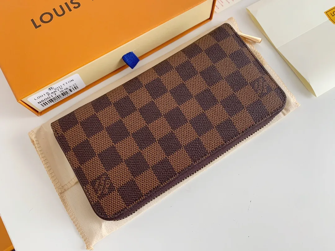 💰100 💎M60017 inner color ❤️brown red ZIPPY zipper wallet. The Zippy wallet pays homage to Louis Vuitton's heritage of travel and trunk making, with a travel-style patch and Louis Vuitton logo. With its compact interior and simple design, this wallet is ideal for everyday use. Model M60017. Size: 19x10.