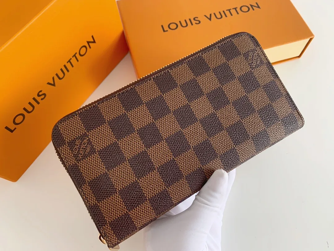💰100 💎M60017 inner color ❤️brown red ZIPPY zipper wallet. The Zippy wallet pays homage to Louis Vuitton's heritage of travel and trunk making, with a travel-style patch and Louis Vuitton logo. With its compact interior and simple design, this wallet is ideal for everyday use. Model M60017. Size: 19x10.