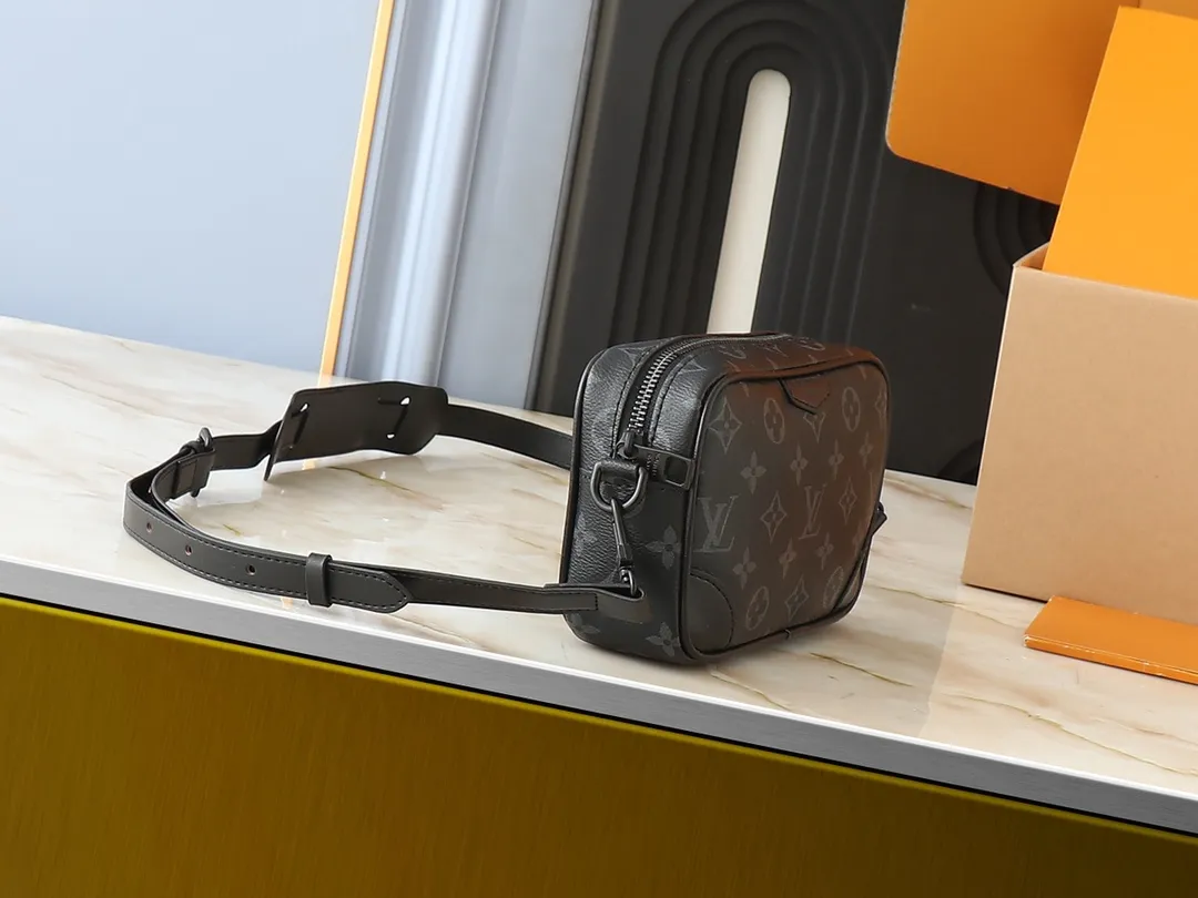 💰200💰Upgraded from the original M14016 M14014 M14013 M14058 M14253 This Trocadéro mini handbag is made of Monogram canvas, with vintage cow leather trim and reinforced front corners. It pays tribute to Louis Vuitton's legendary history and combines retro charm with refined modernity. Inspired by Louis Vuitton's cross-body bags designed in the 1980s, it features a removable and adjustable shoulder strap. 20.0 x 13.0 x 6.5 cm (length x height x width)